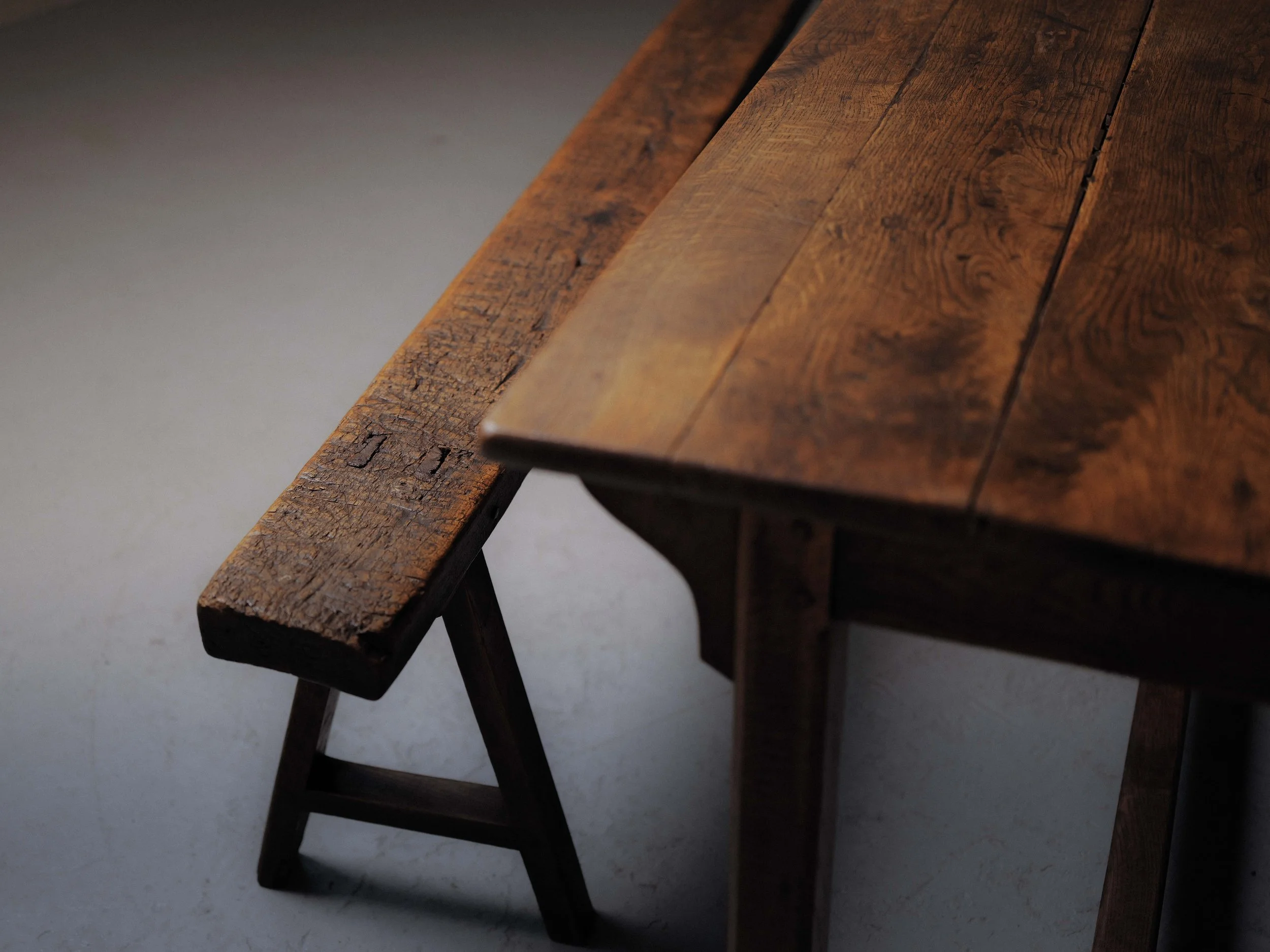 20260122T-20260122A-table-de-ferme-et-bancs-bois-massif-travail-populaire-massif-central-1900-8.jpg