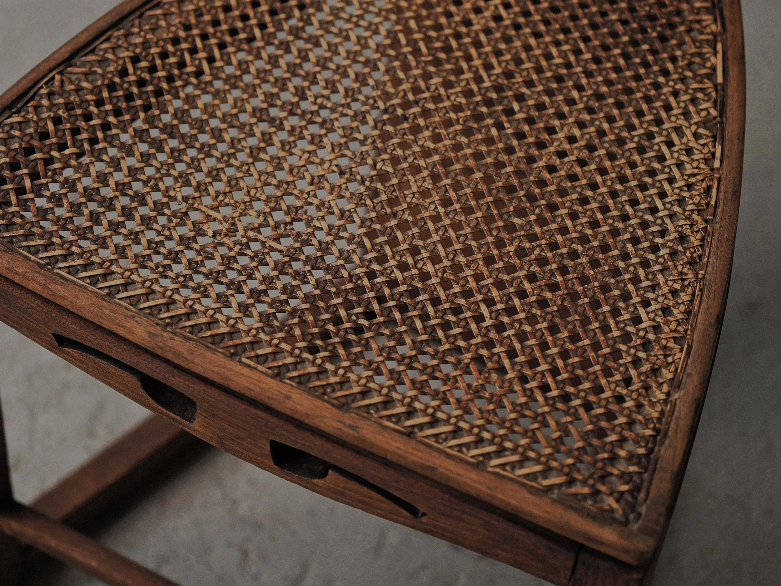 20260518A-chaise-d'appoint-bois-massif-et-cannage-pietements-traineaux-vers-1900-4.jpg