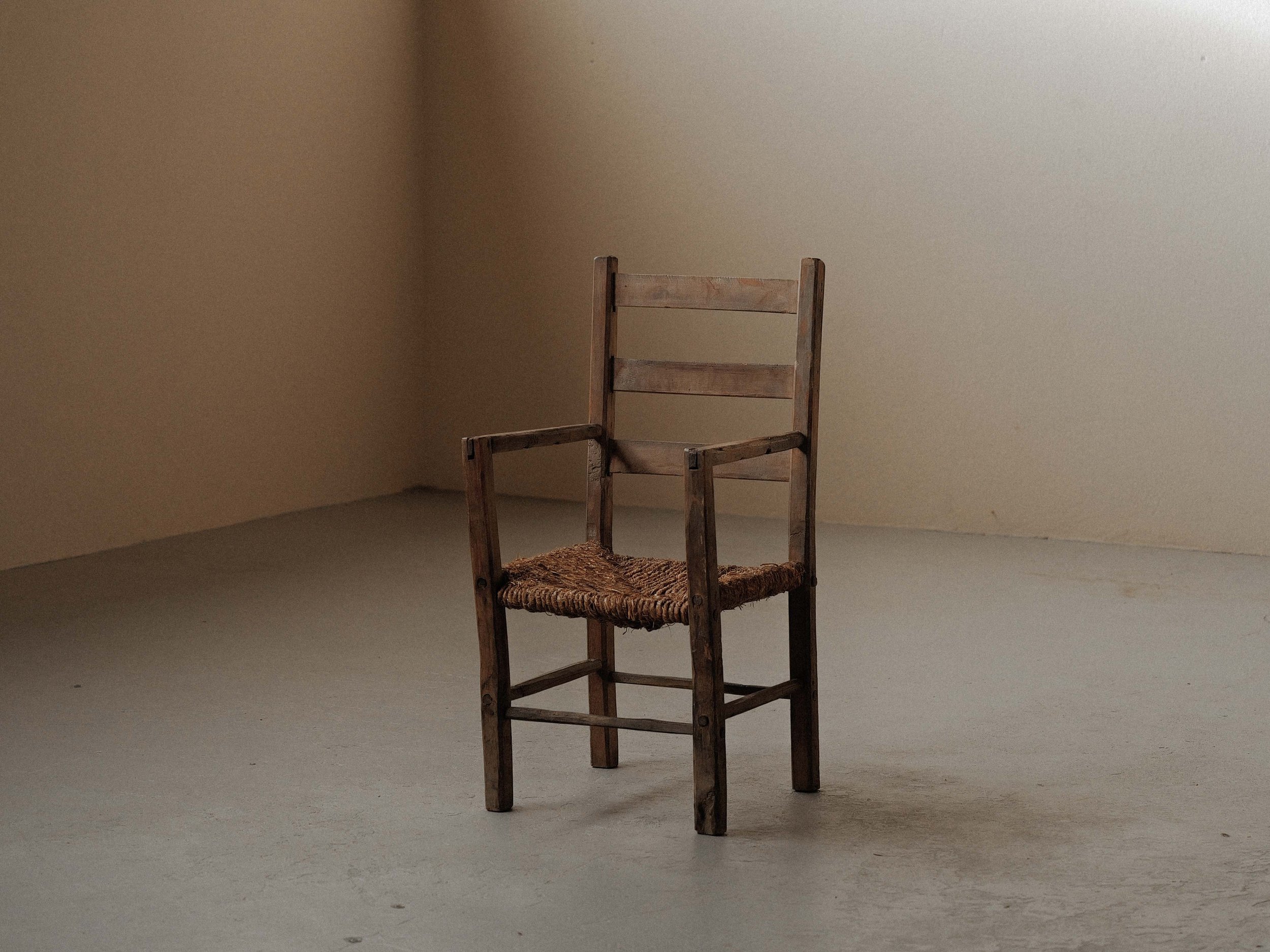 🔴 Fauteuil en bois massif et paille tressée, Art populaire, Auvergne, vers 1900