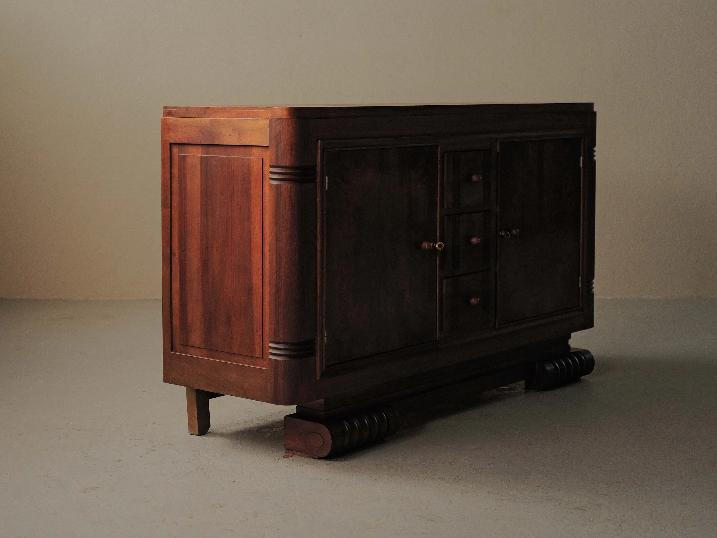 20260609M1-Buffet-de-style-art-deco-moderniste-en-noyer-et-placage-de-noyer-France-Circa-1940-15.jpg