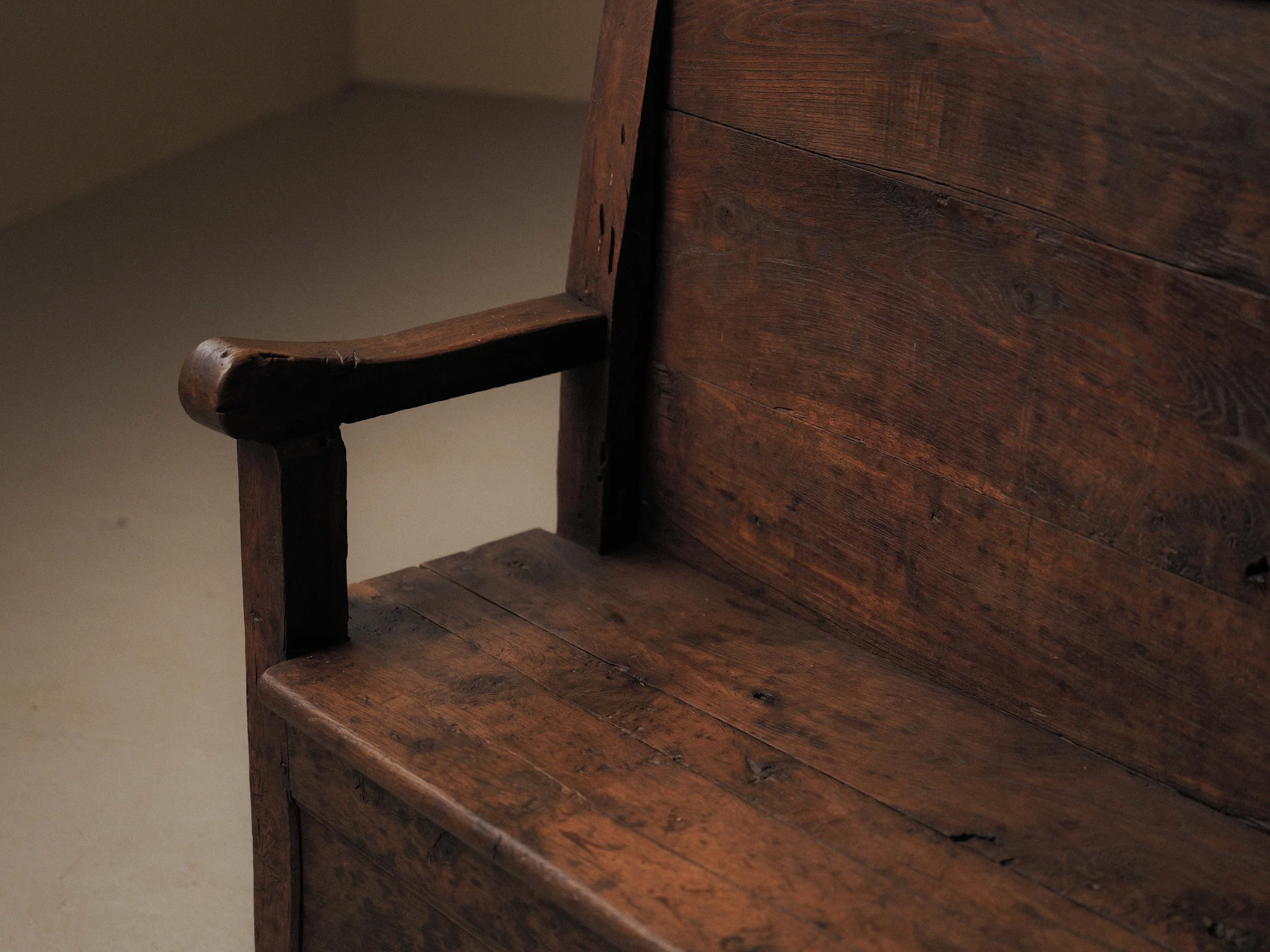 20260210A2-banc-de-cantou-bois-massif-art-populaire-auvergne-19eme-siecle-11.jpg