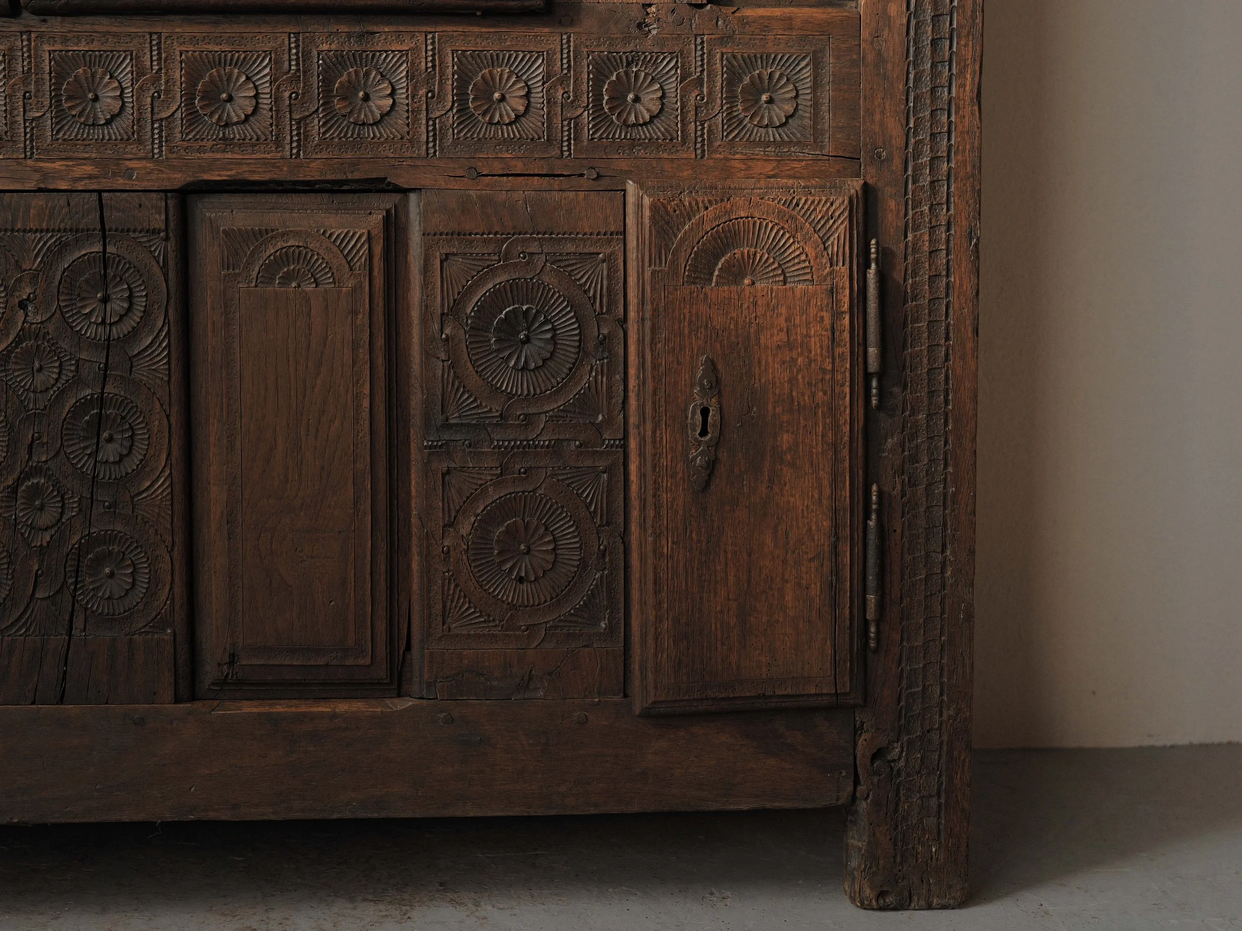 20260923M2-Armoire-coffre-en-chene-massif-entierement-sculptee-art-populaire-basque-19eme-siecle-14.jpg