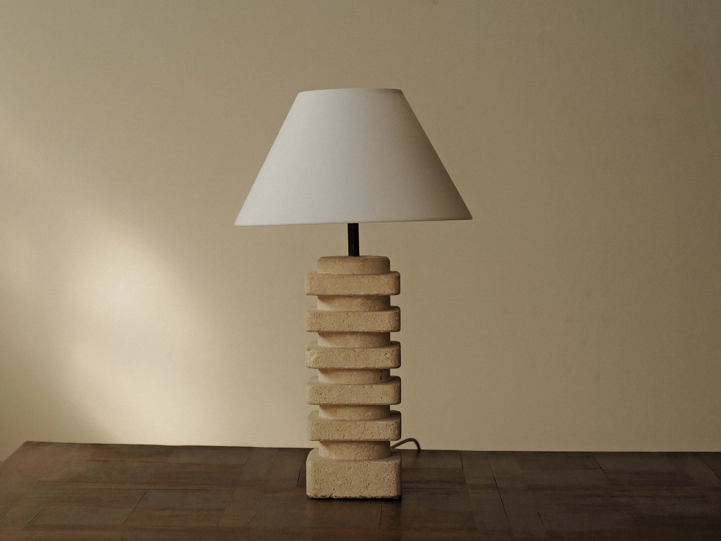 20251204L2-lampe-artisanale-en-pierre-calcaire-Travail-francais-vers-1970-2.jpg