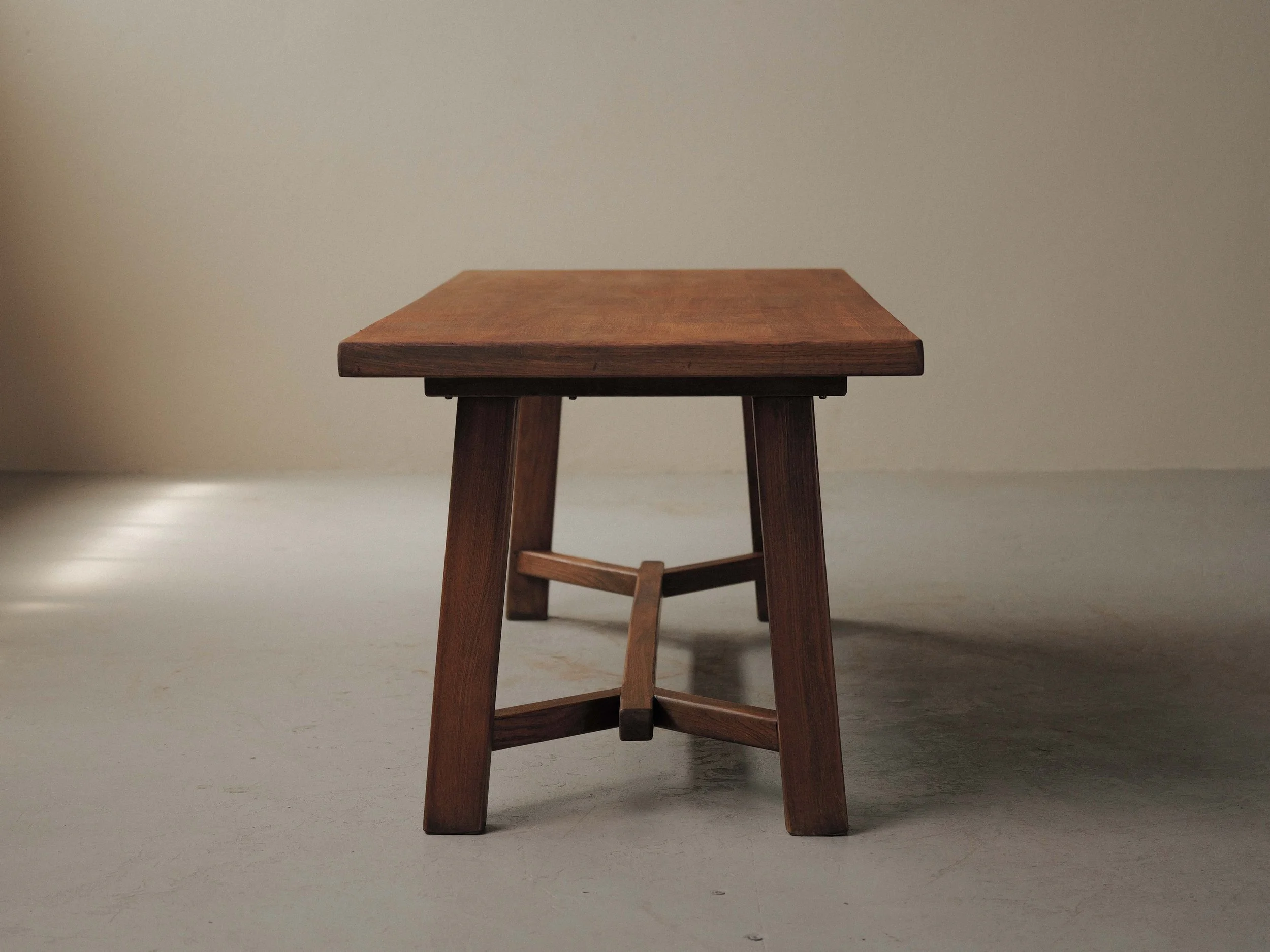 20260519T-table-artisanale-en-chene-massif-et-placage-de-chene-France-vers-1970-4.jpg
