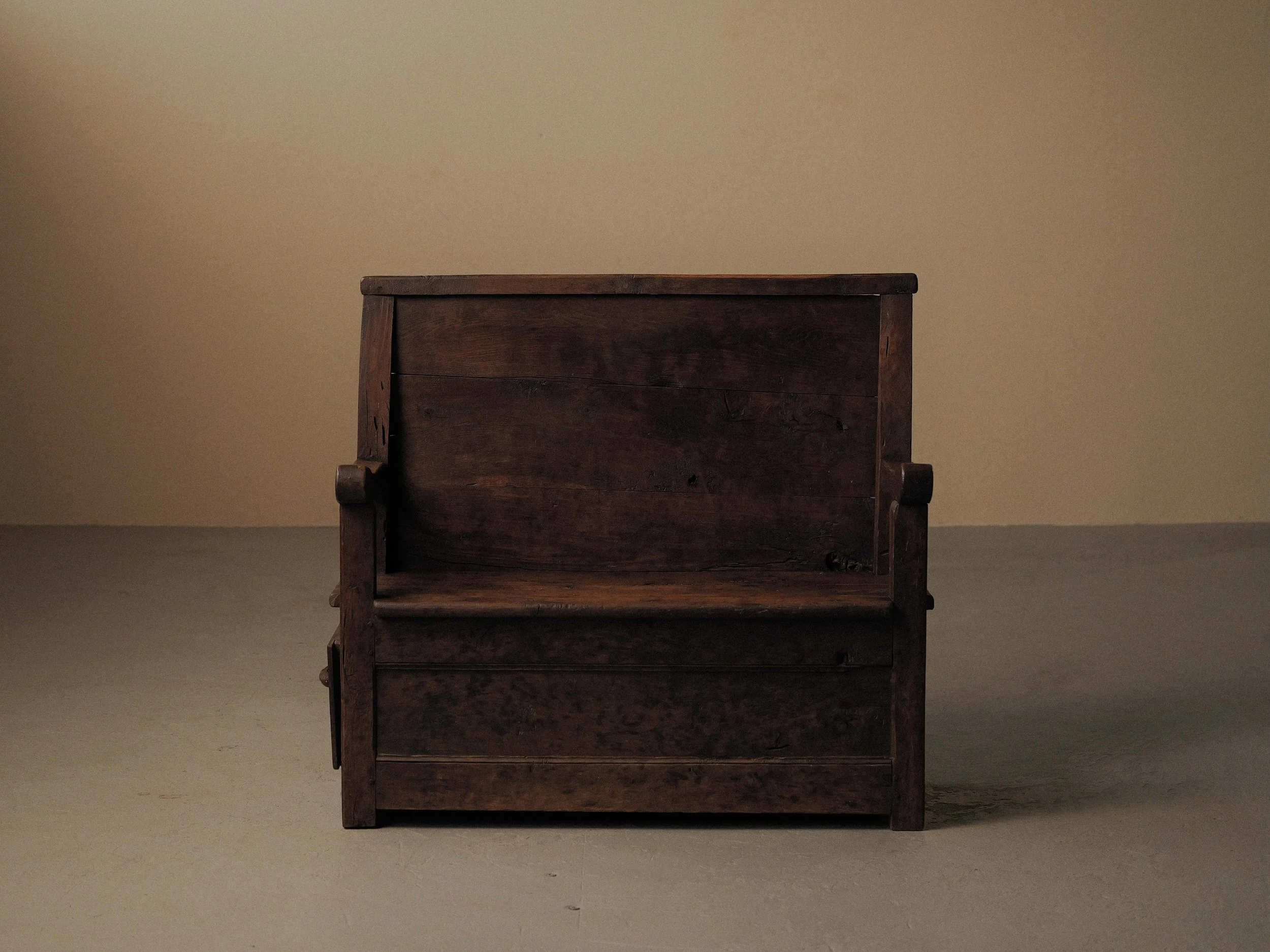 20260210A2-banc-de-cantou-bois-massif-art-populaire-auvergne-19eme-siecle-3.jpg