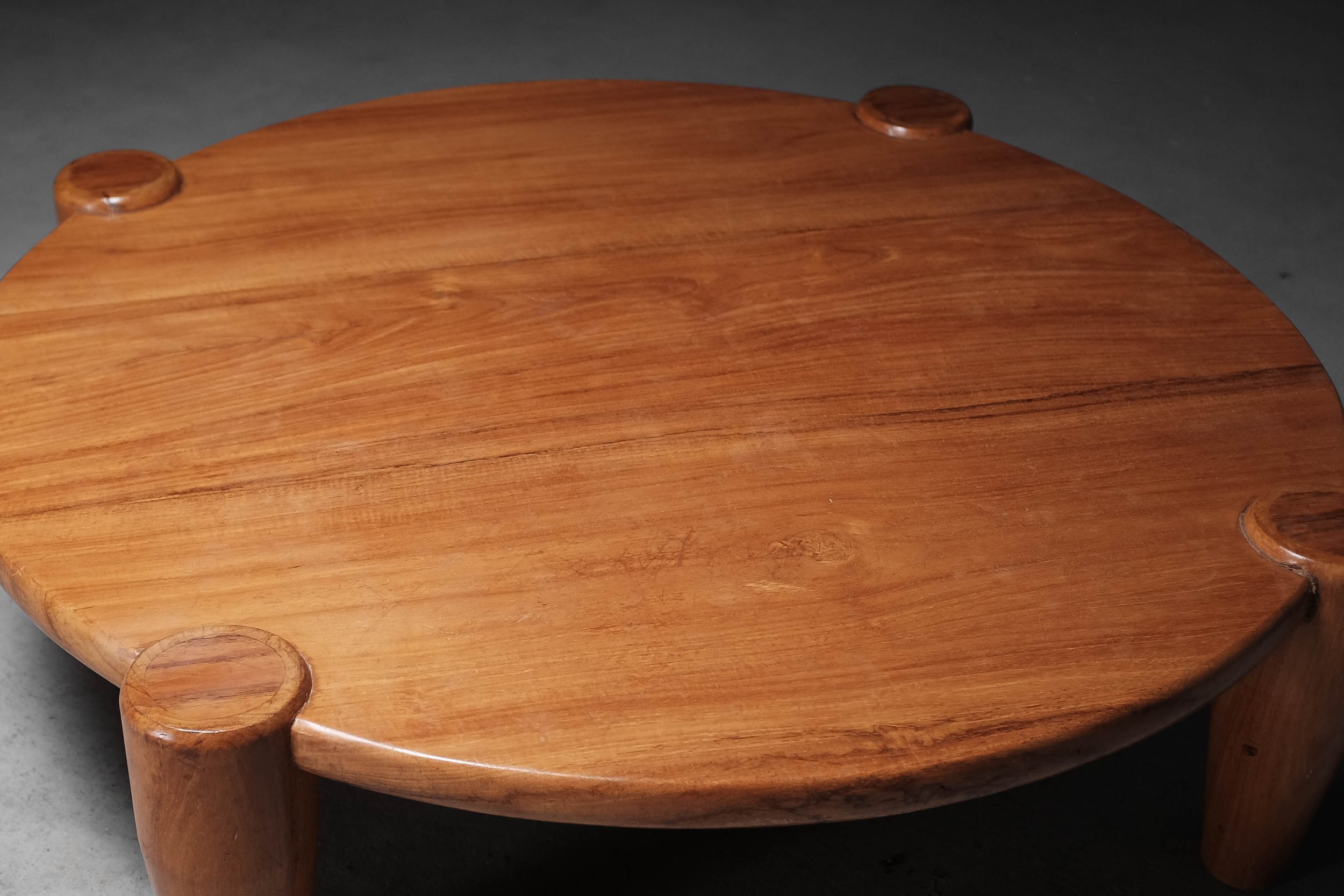 🔴 Table basse ronde, bois massif, circa 1970 — Roam Antics