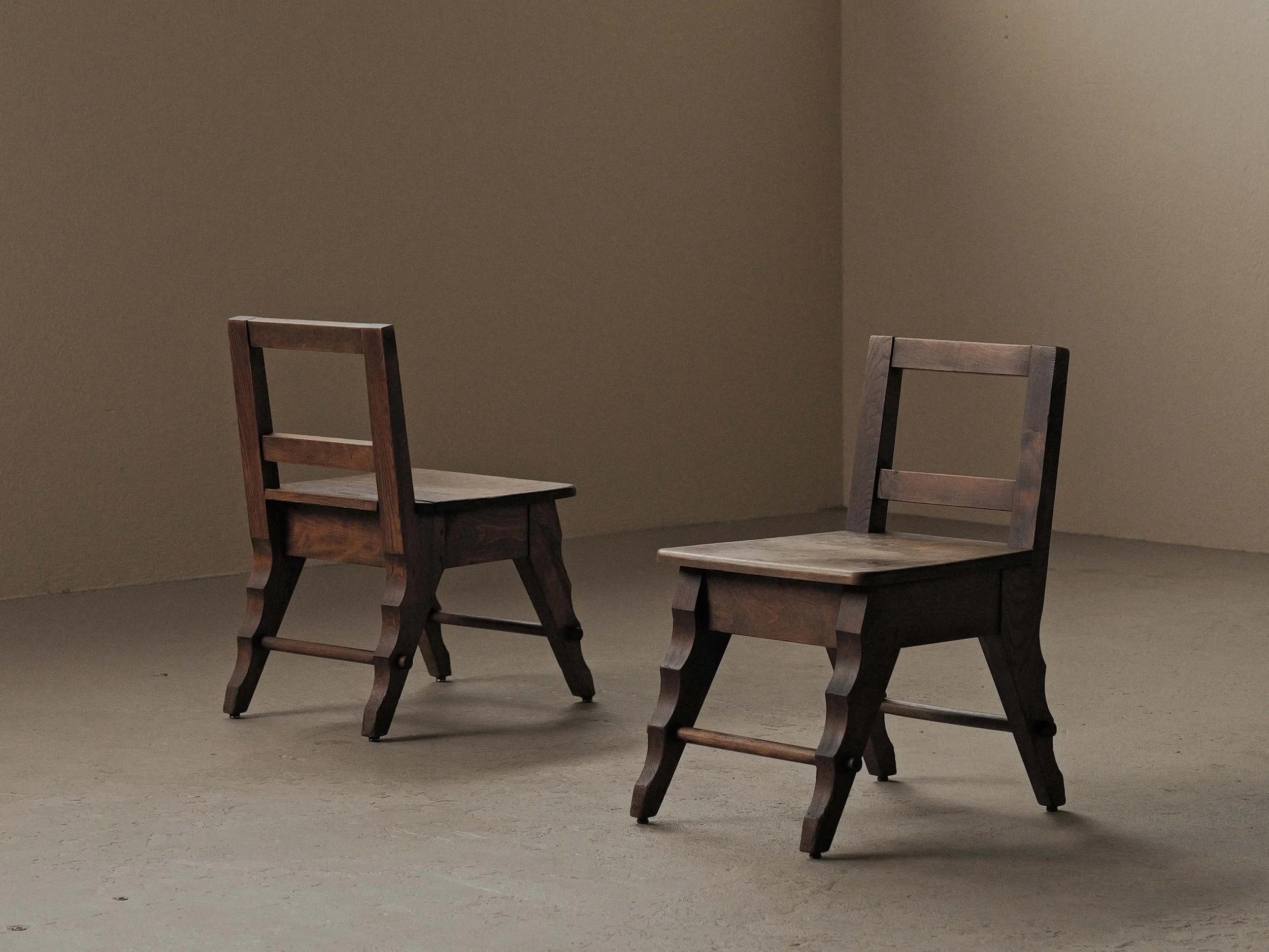 20260908A2-paire-de-chaises-d-appoint-artisanale-en-chene-massif-France-vers-1940-2.jpg