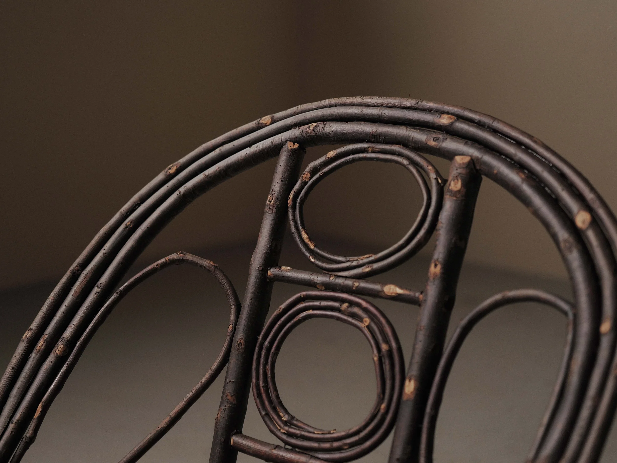 20261014A-Fauteuil-sculptural-en-branche-de-noisetier-artisanal-travail-populaire-auvergne-vers-1900-5.jpg