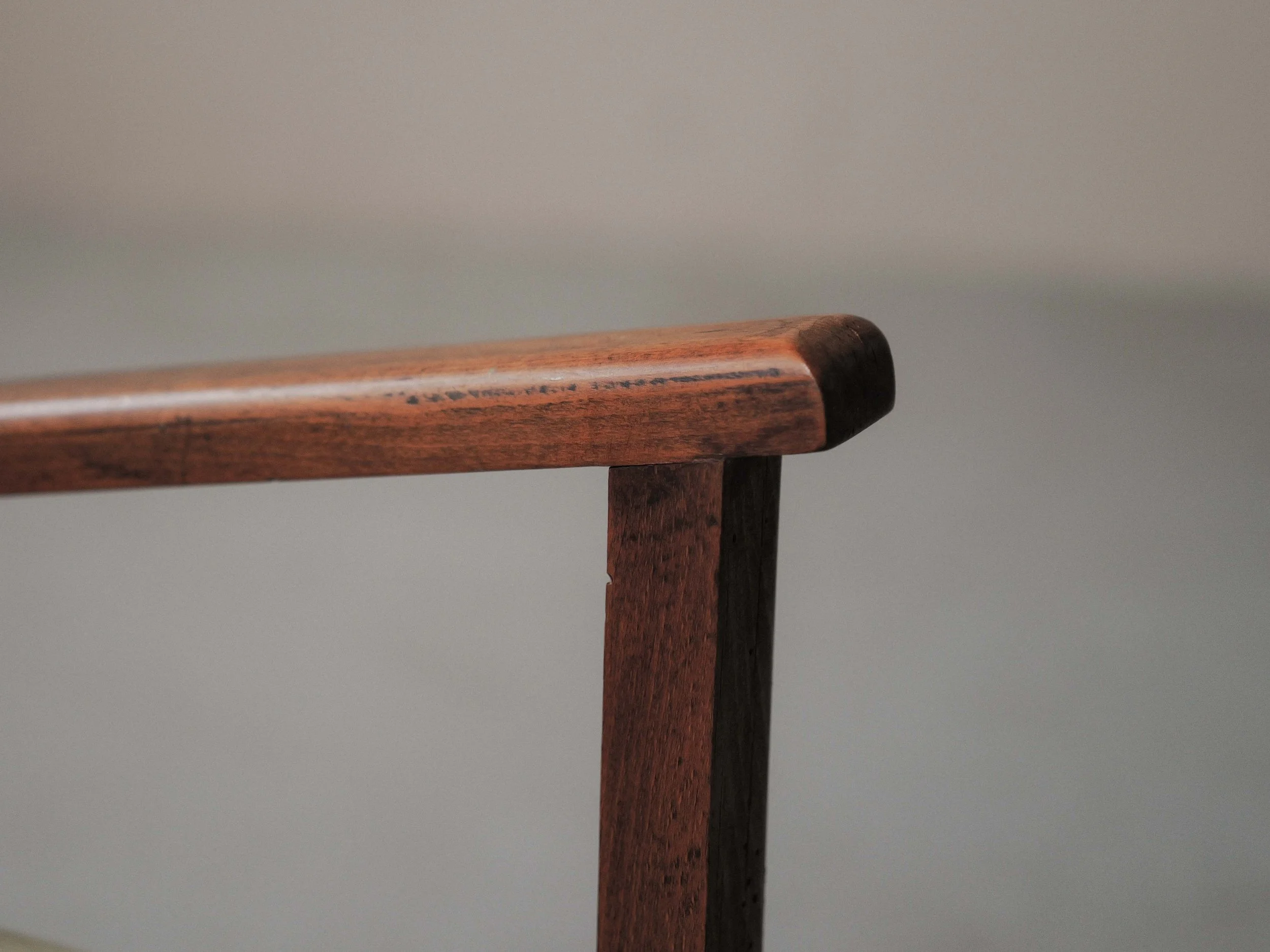 20260421A3-fauteuil-moderniste-bois-massif-et-tissu-france-vers-1950-13.jpg