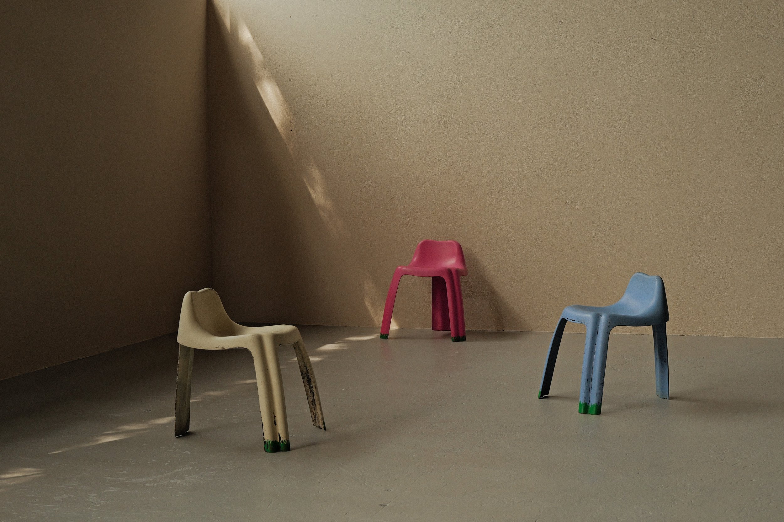 20250512A-chaises-patrick-Gingembre-fibre-de-verre-1970-2.jpg
