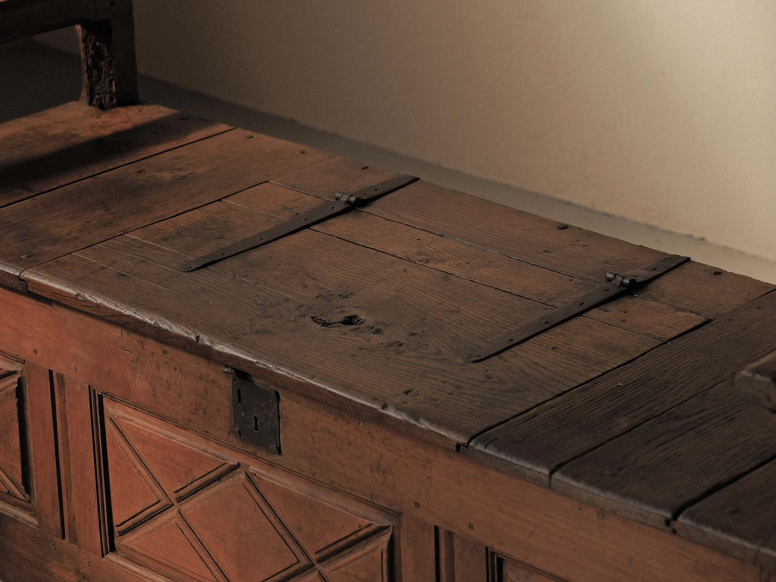 20260323A2-banc-coffre-archebanc-bois-massif-art-populaire-cantal-auvergne-18eme-siecle-2.jpg