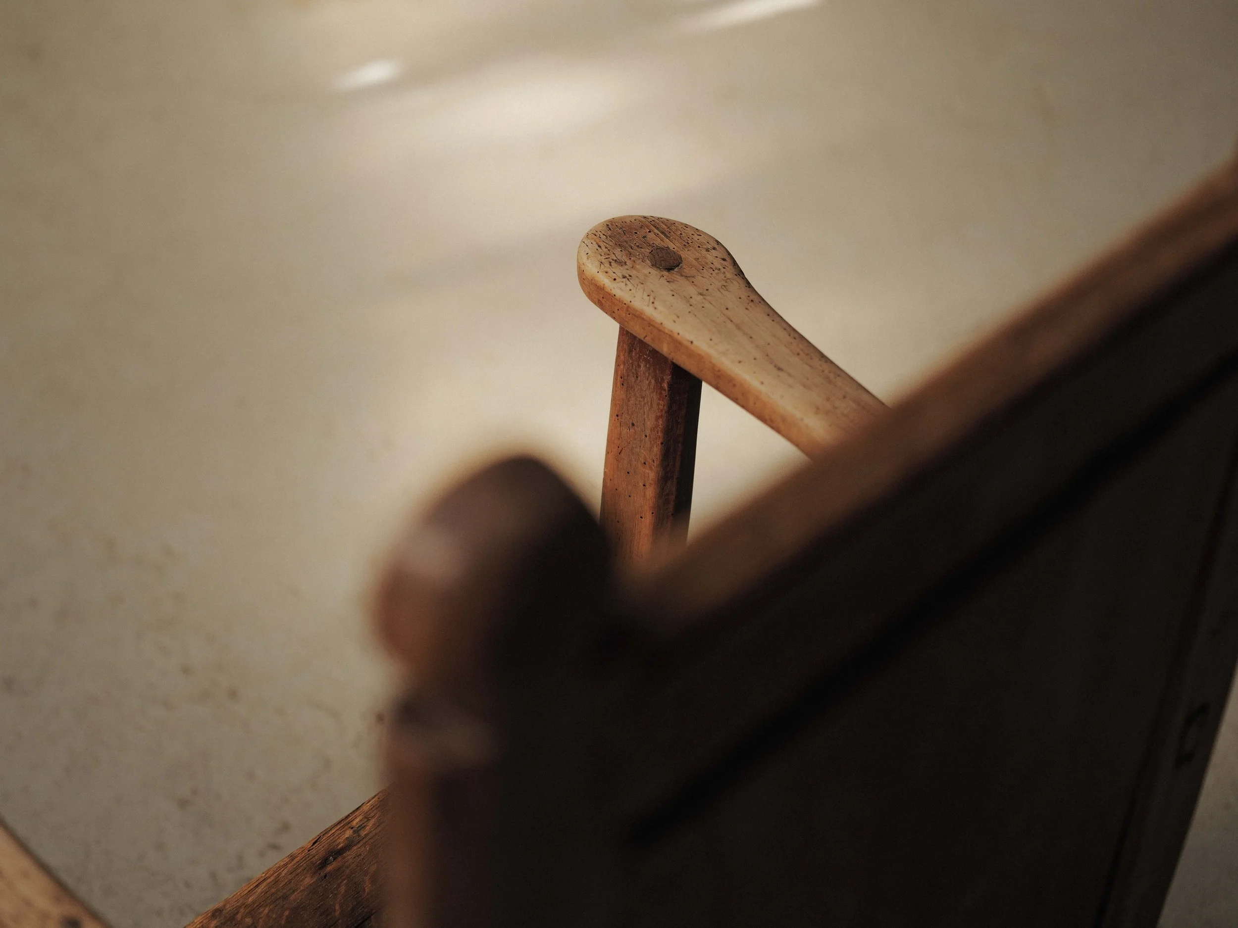 20260922A-fauteuil-rustique-en-chene-massif-travail-populaire-francais-19eme-siecle-17.jpg