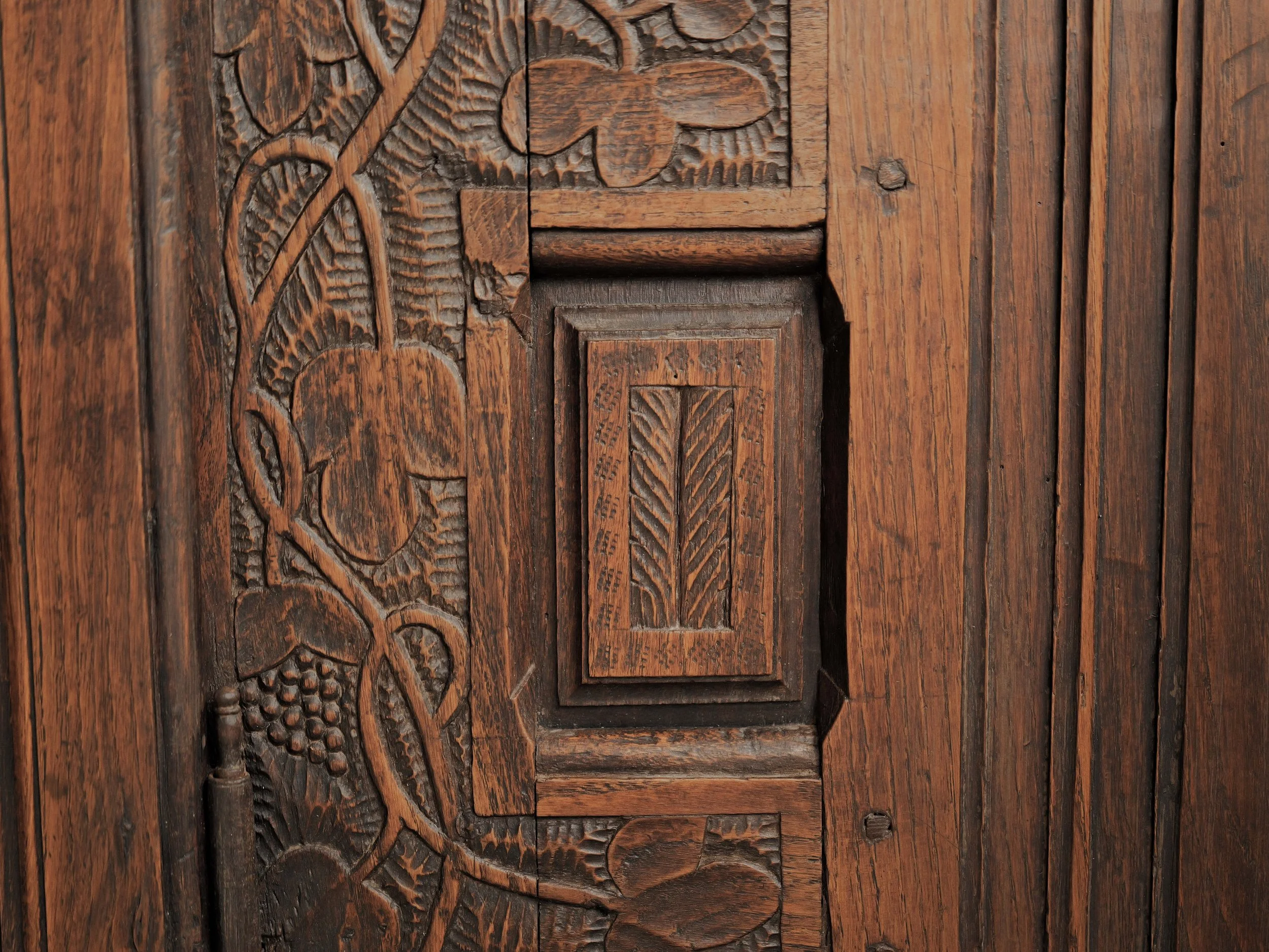 20260923M1-Armoire-coffre-en-chene-massif-entierement-sculptee-art-populaire-breton-19eme-siecle-9.jpg