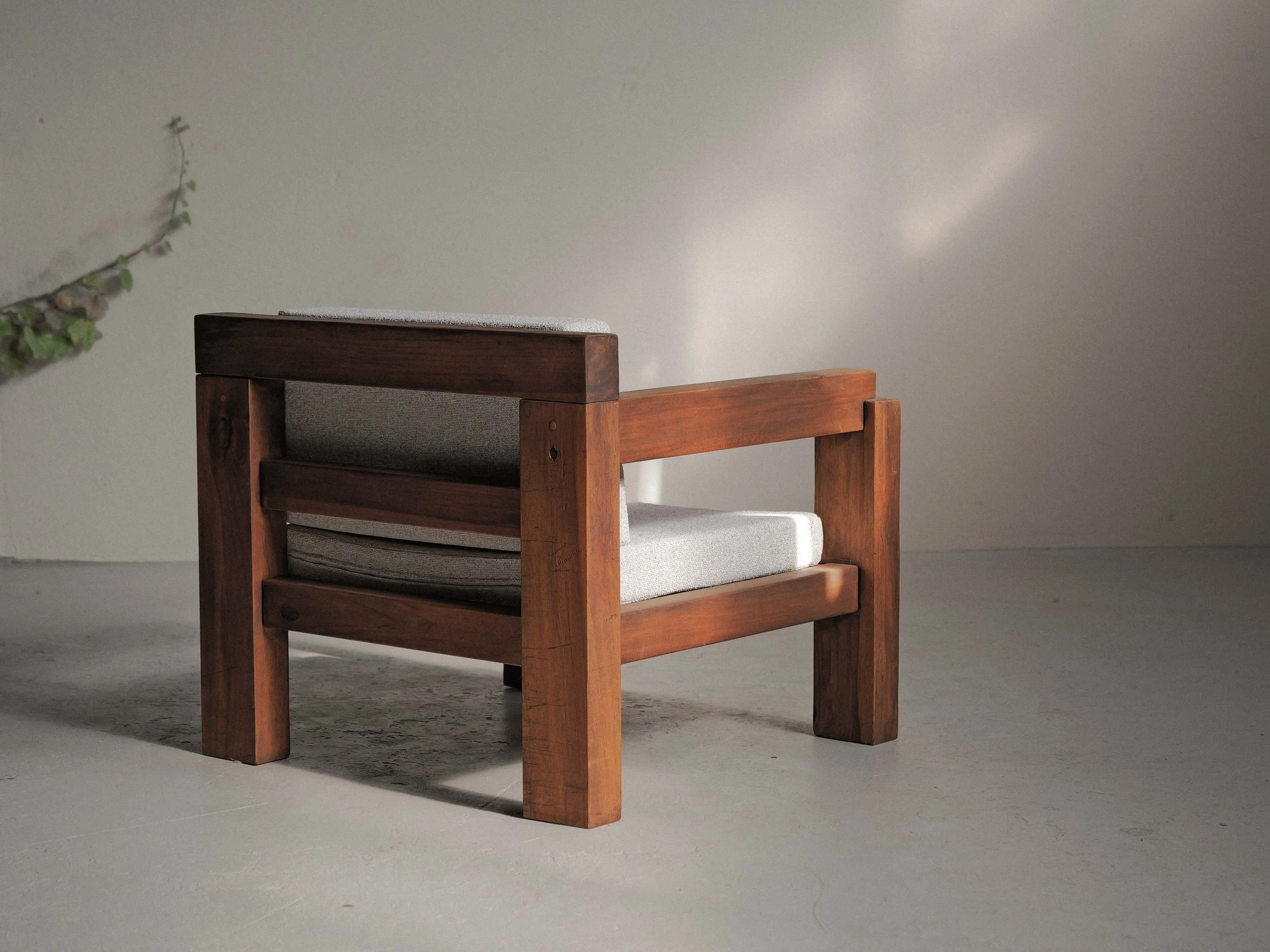 20260531A-fauteuil-artisanal-ou-d-architecte-bois-massif-et-tissu-travail-des-annees-80-90-15.jpg