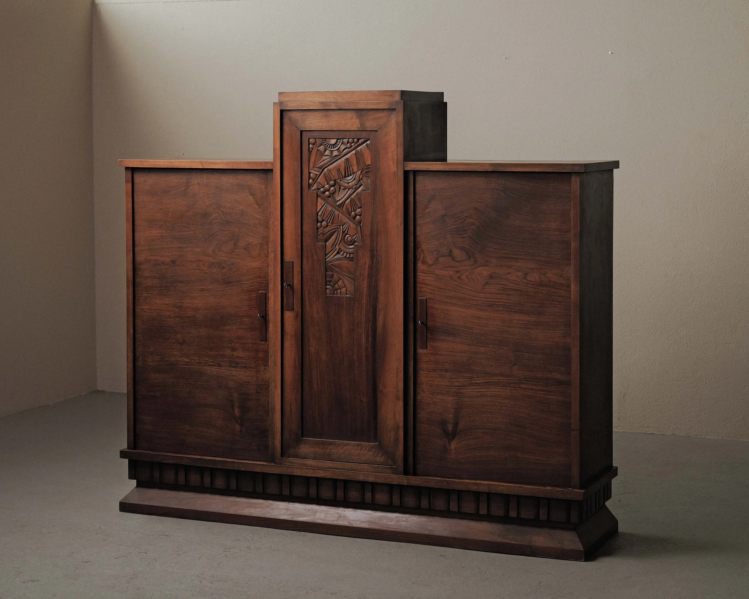 20260421M-Buffet-art-deco-en-noyer-et-placage-de-noyer-travail-Breton-par-Jacques-Philippe-vers-1930-2.jpg