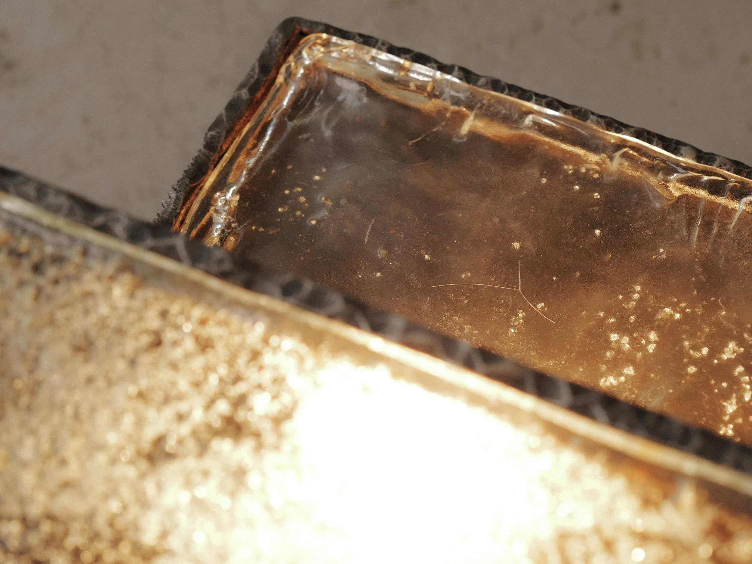 20260630T-table-d-appoint-brutaliste-en-fer-forge-et-dalles-de-verre-eclairante-13.jpg