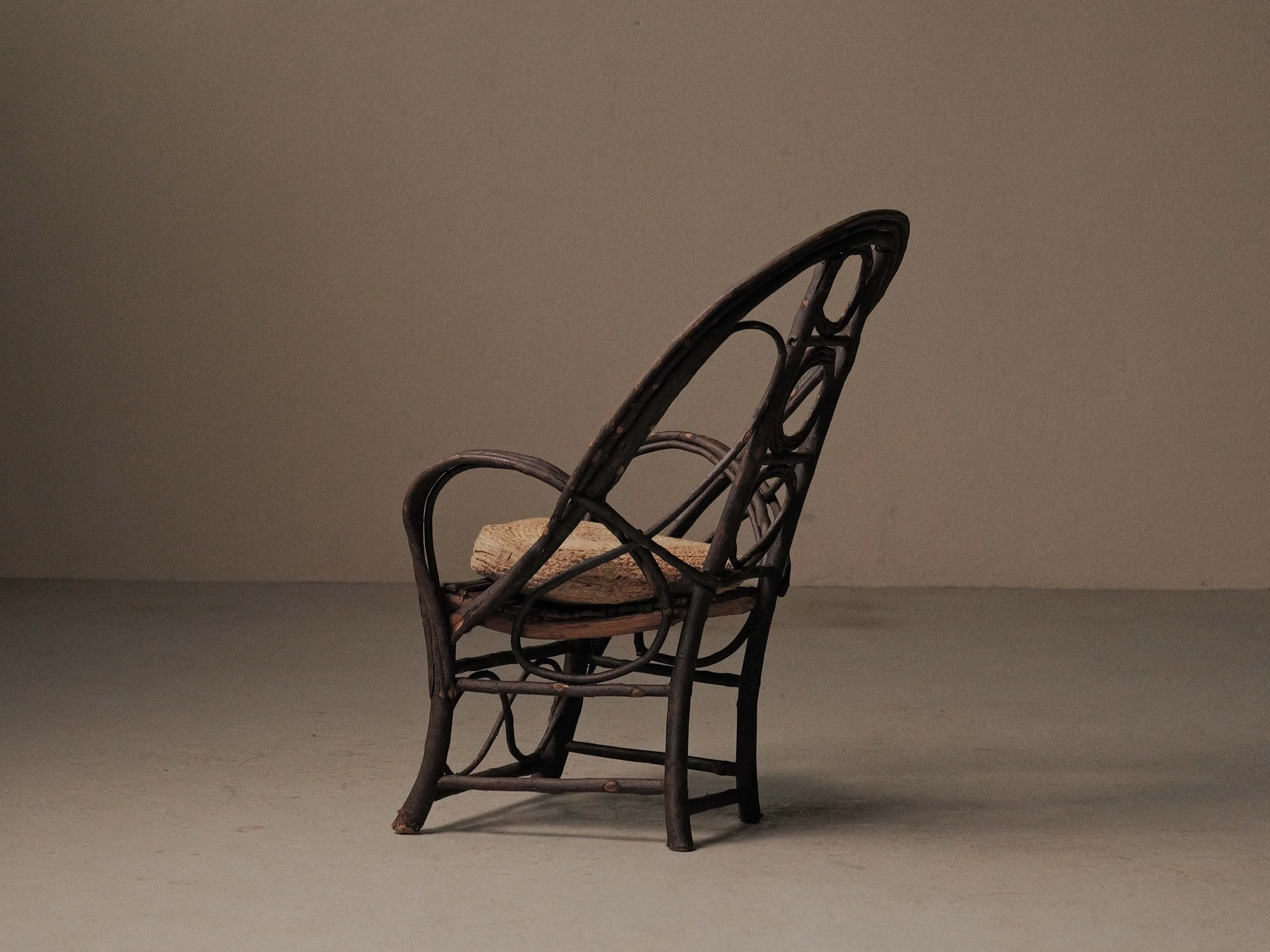 20261014A-Fauteuil-sculptural-en-branche-de-noisetier-artisanal-travail-populaire-auvergne-vers-1900-15.jpg