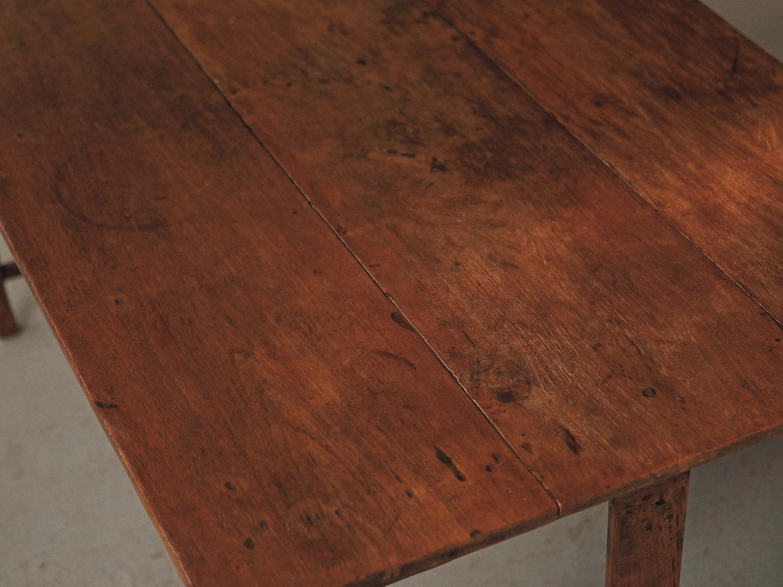 20261014T-Table-ou-bureau-en-chene-massif-de-style-arts-and-crafts-vers-1900-6.jpg