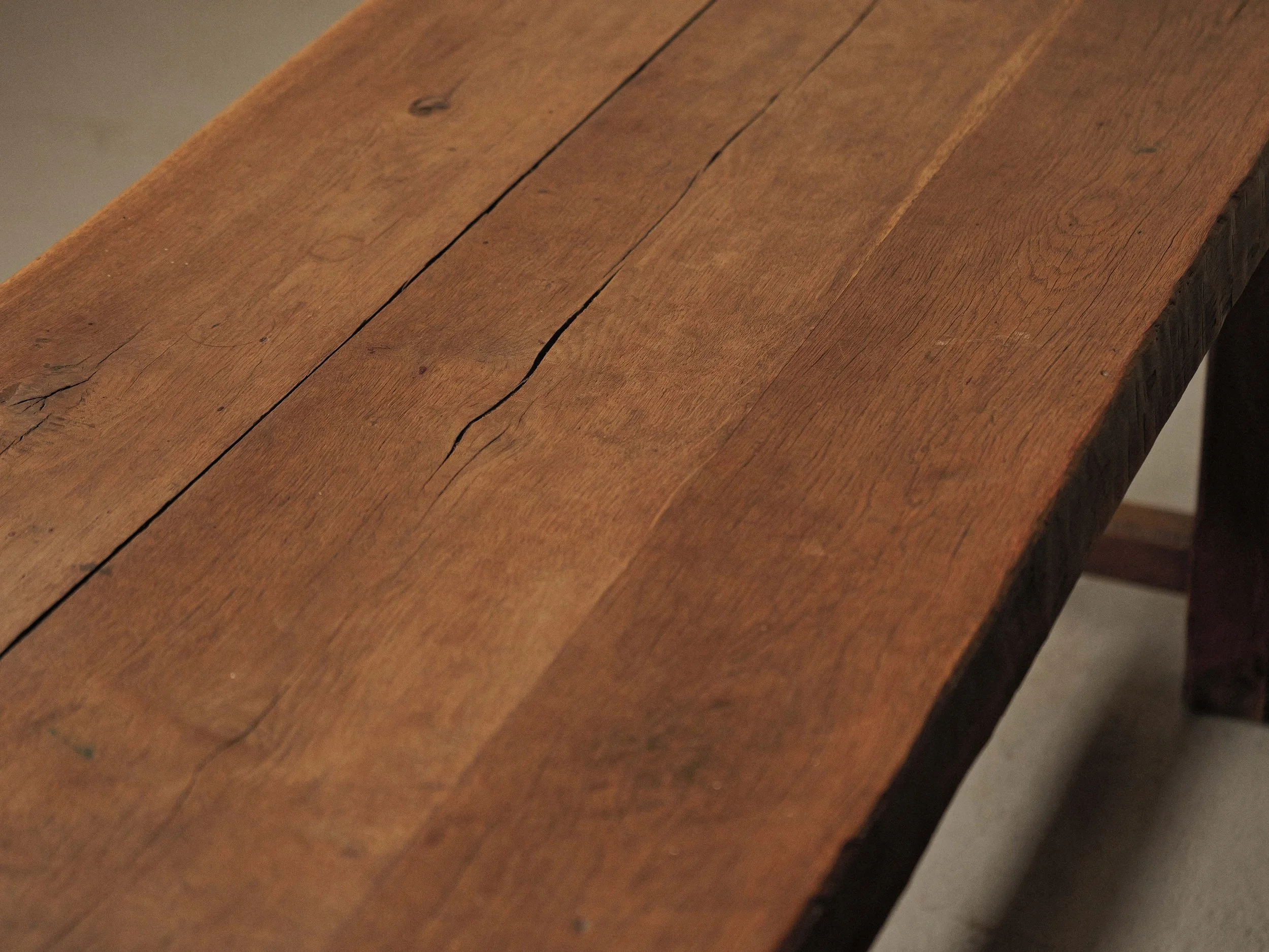 20260723T-Grande-table-artisanale-structure-en-chene-plateau-en-Orme-France-6.jpg