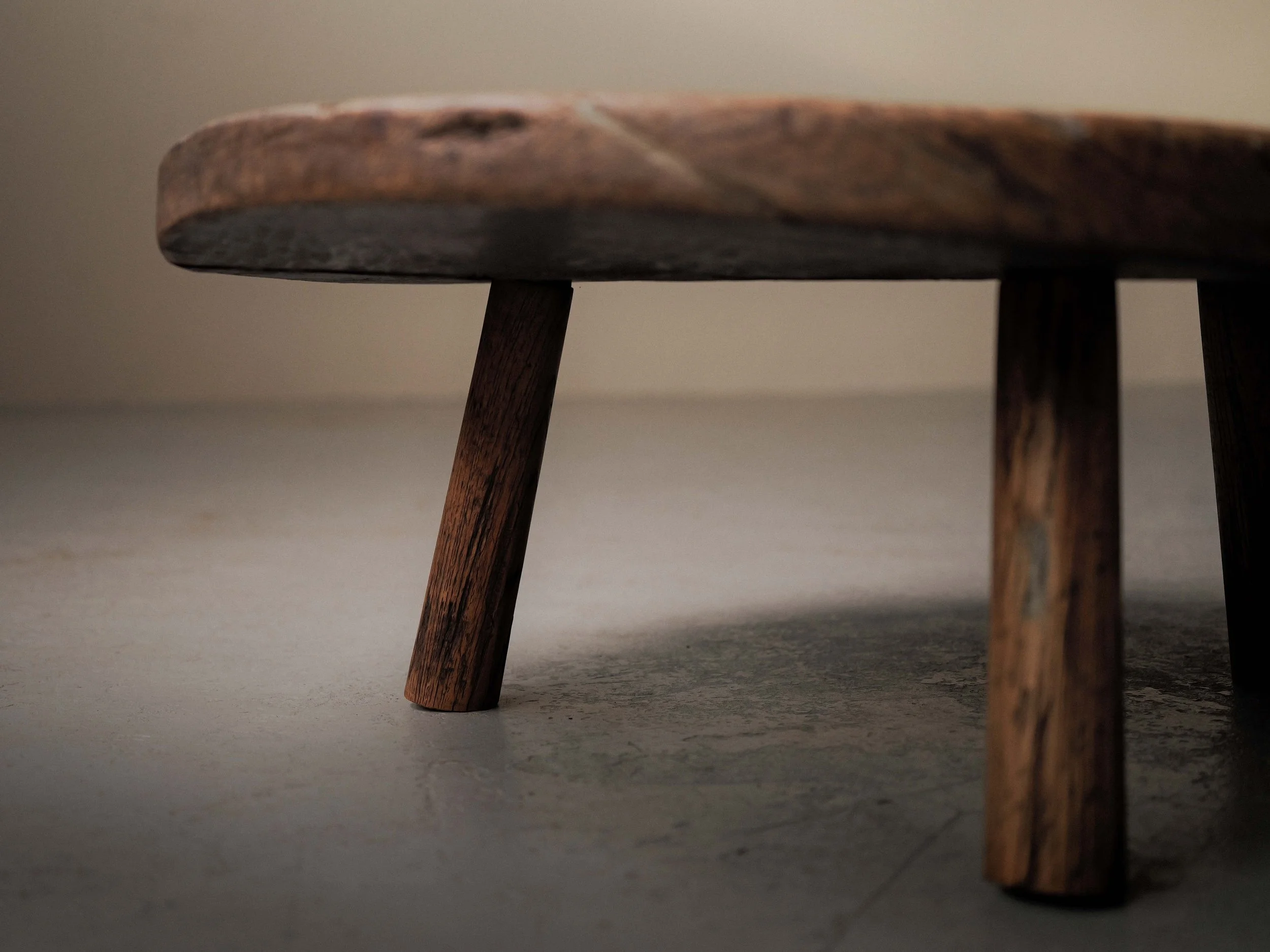 20260122T1-table-basse-ronde-brutaliste-artisanale-chene-massif-tripode-1950-10.jpg