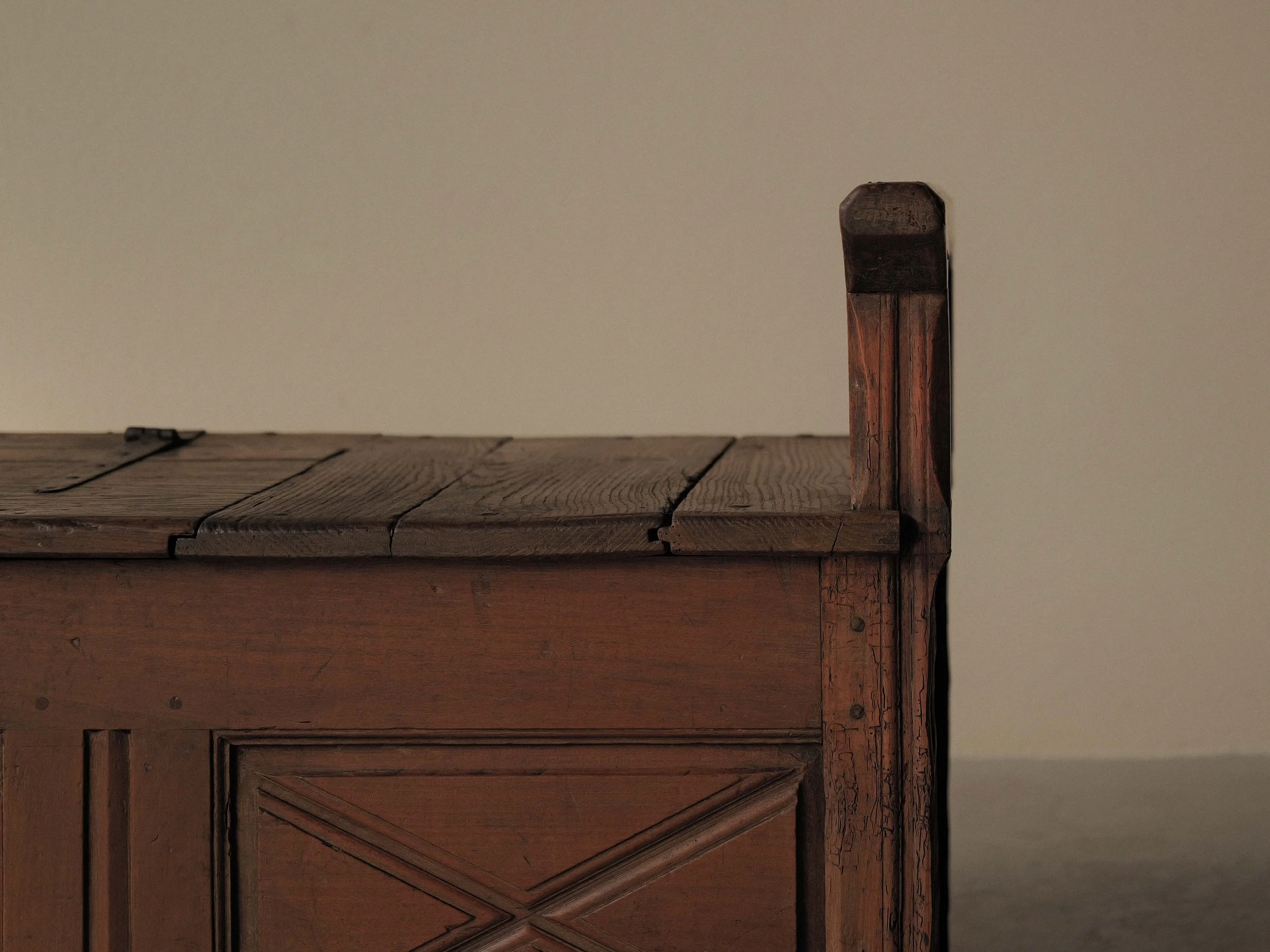 20260323A2-banc-coffre-archebanc-bois-massif-art-populaire-cantal-auvergne-18eme-siecle-4.jpg