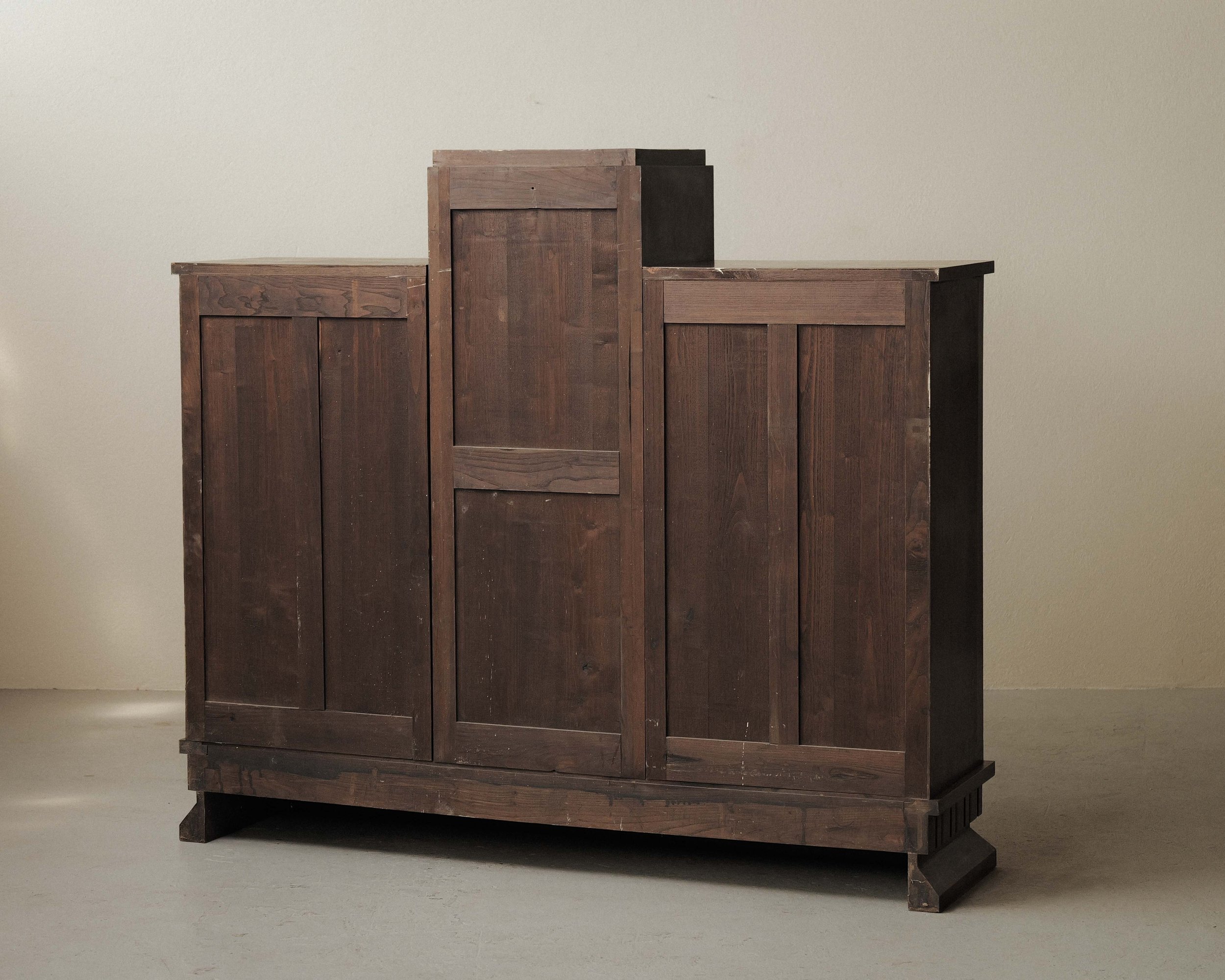 20260421M-Buffet-art-deco-en-noyer-et-placage-de-noyer-travail-Breton-par-Jacques-Philippe-vers-1930-18.jpg