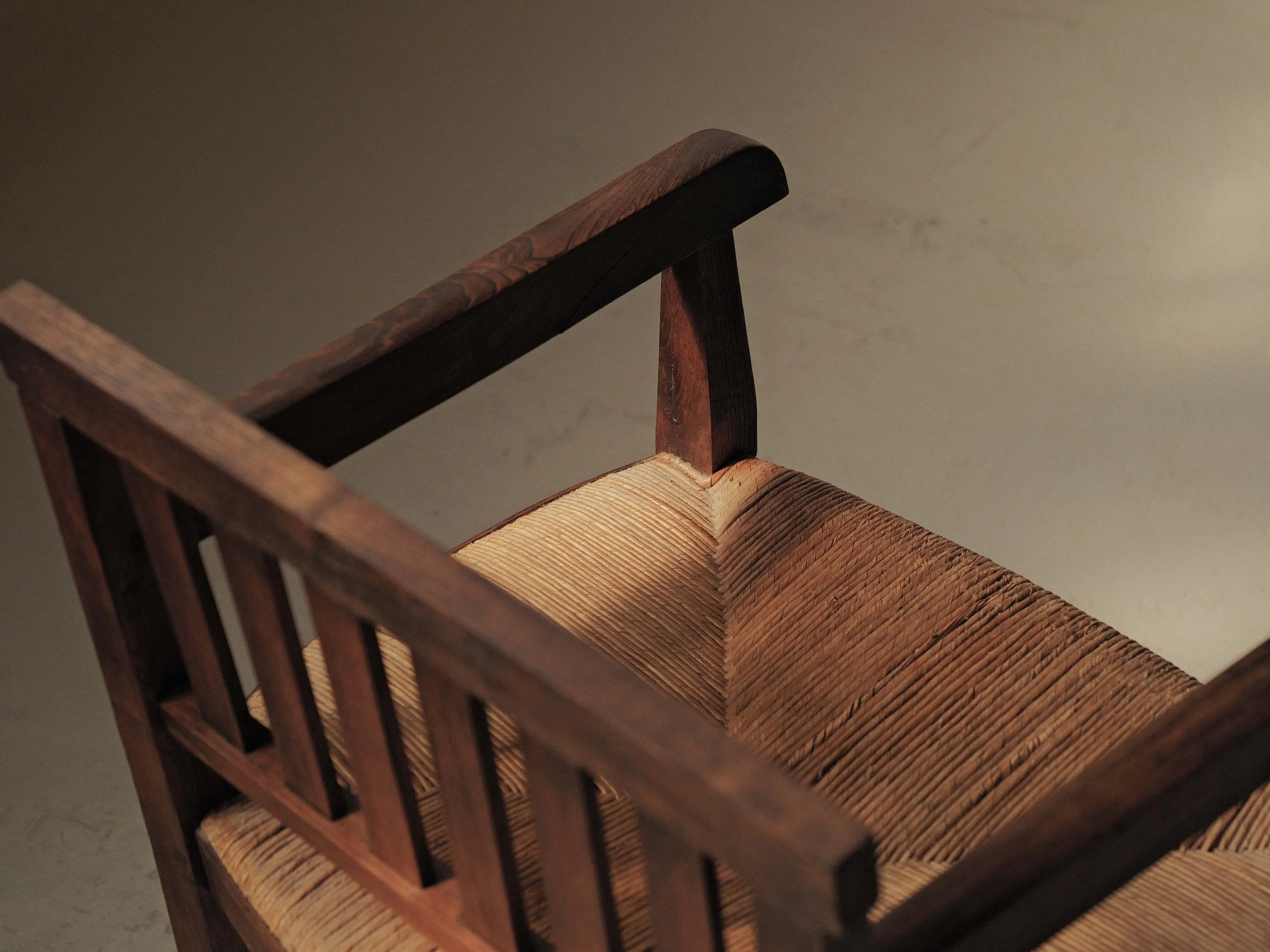20260410A-fauteuil-artisanal-chene-massif-et-paille-tressee-vers-1950-13.jpg