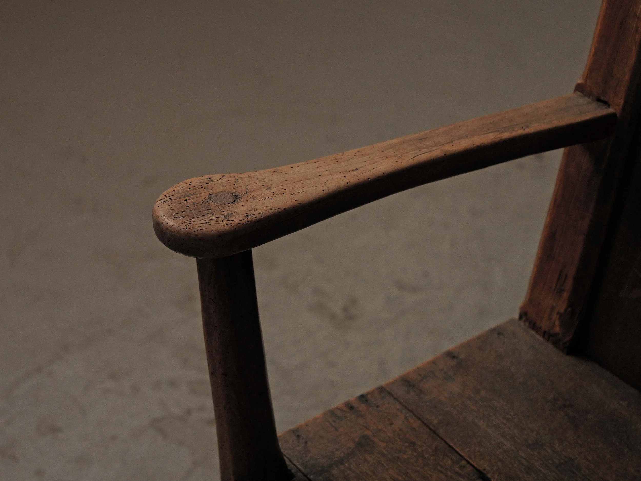 20260922A-fauteuil-rustique-en-chene-massif-travail-populaire-francais-19eme-siecle-6.jpg