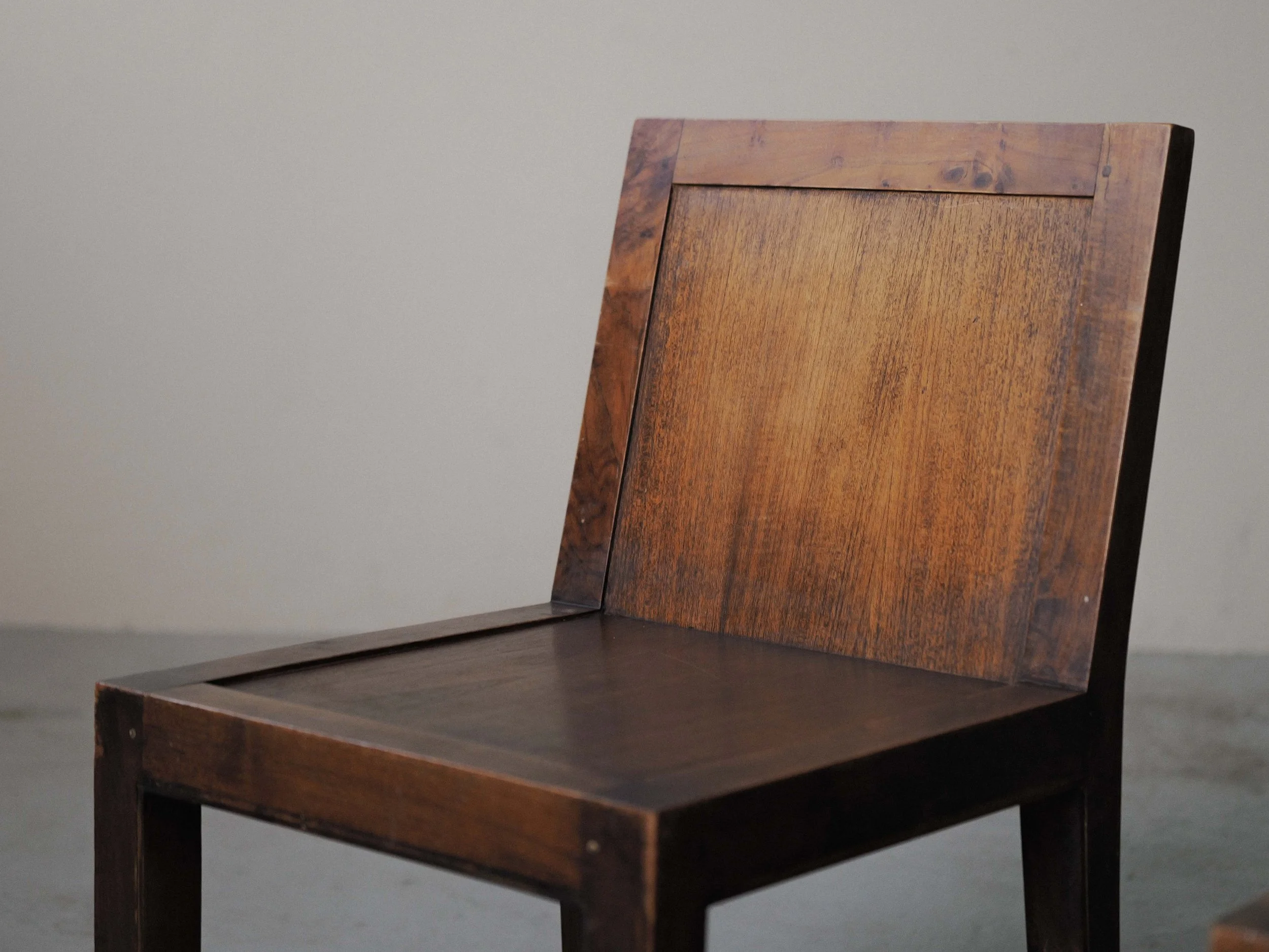 20260612A-Ensemble-de-6-chaises-enchene-massif-et-placage-de-chene-travail-artisanal-France-vers-1970-1980-7.jpg