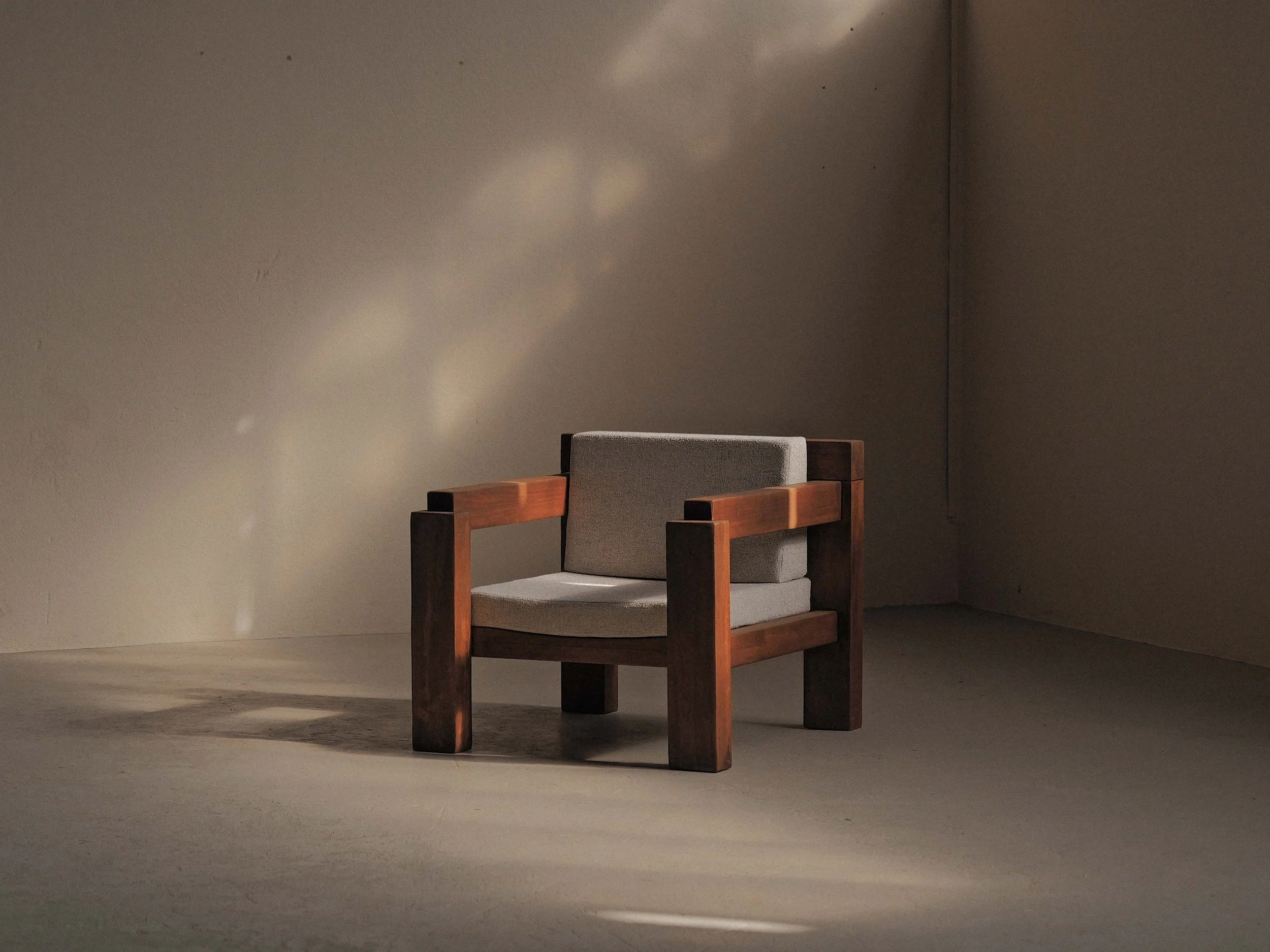 20260531A-fauteuil-artisanal-ou-d-architecte-bois-massif-et-tissu-travail-des-annees-80-90-9.jpg