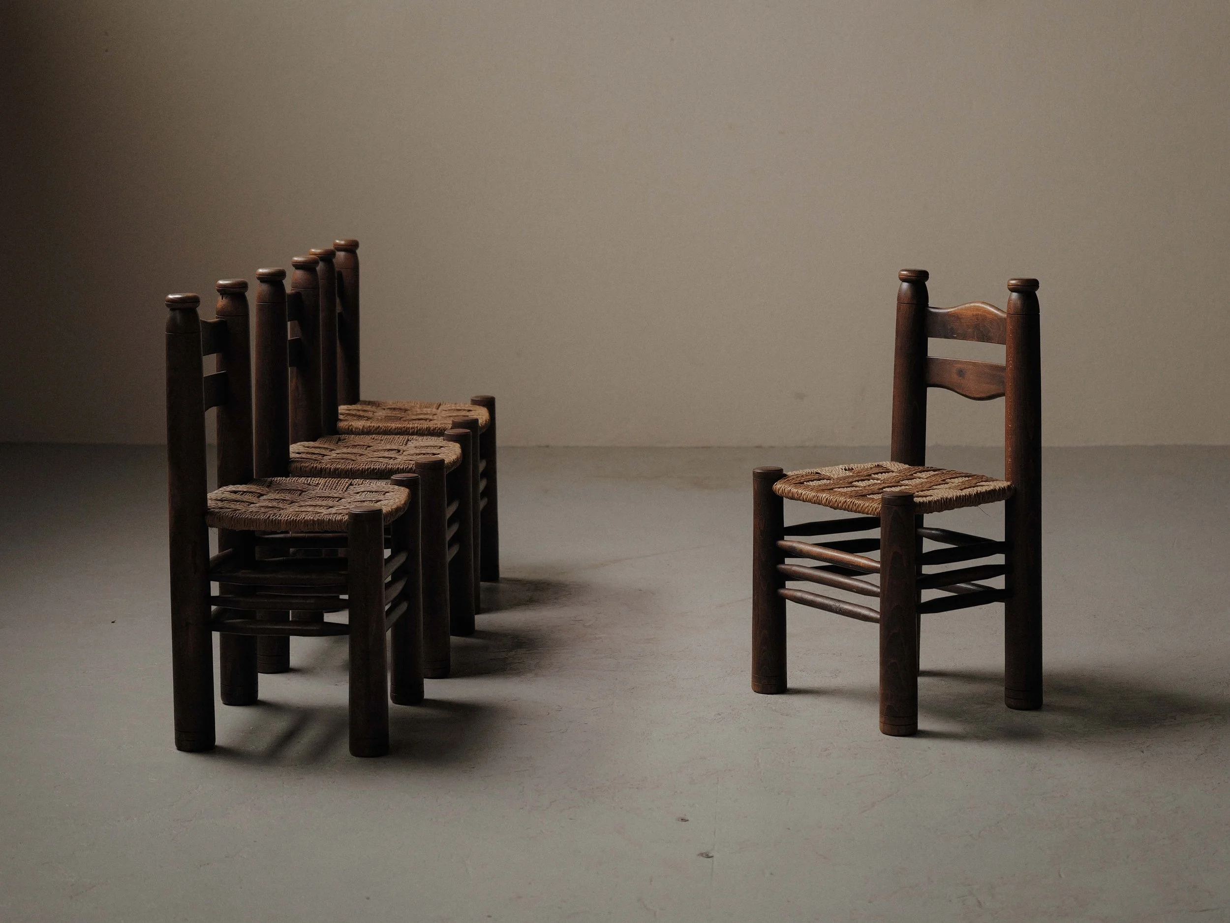 20260603A1-Ensemble-de-4-chaises-rustico-modernistes-en-hetre-massif-France-vers-1940-17.jpg