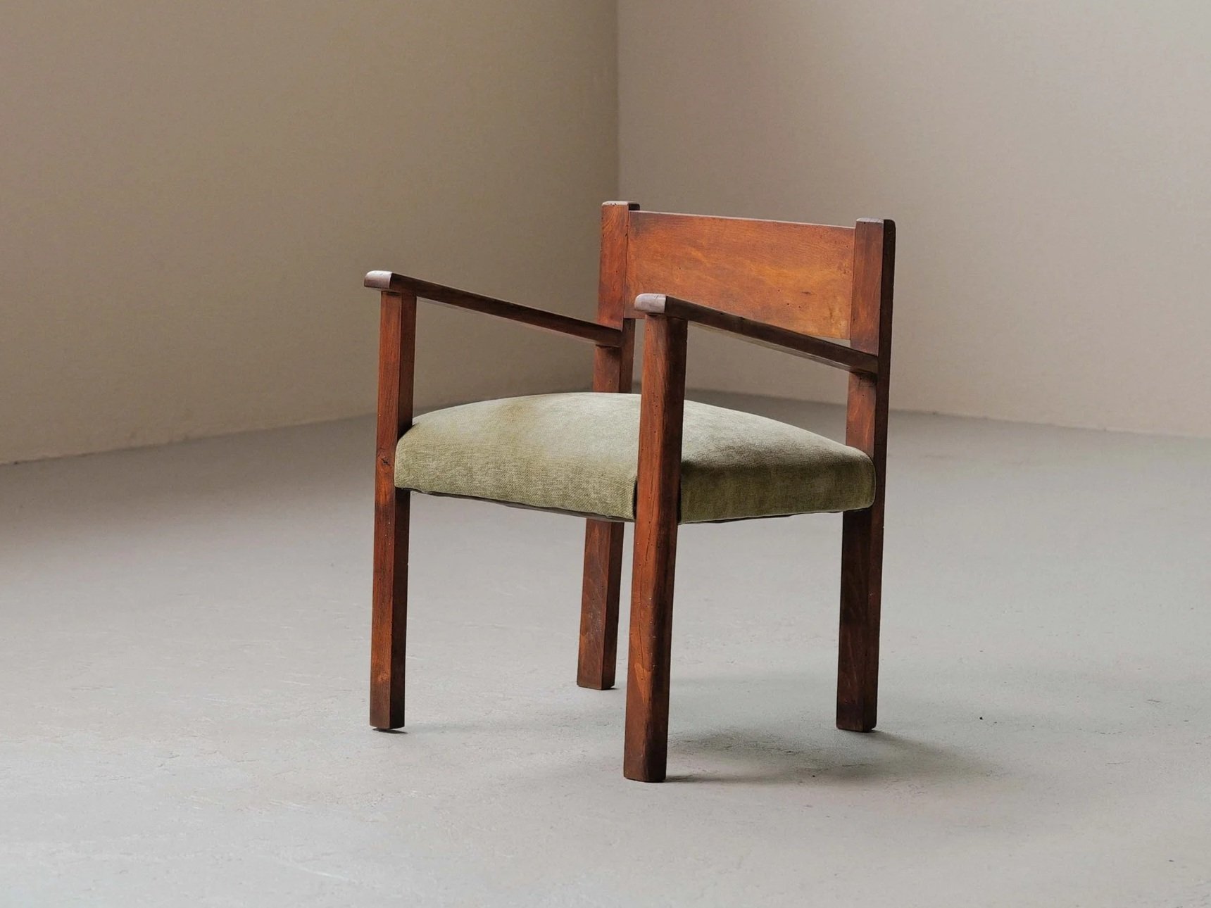 Fauteuil moderniste en bois massif, France, vers 1950
