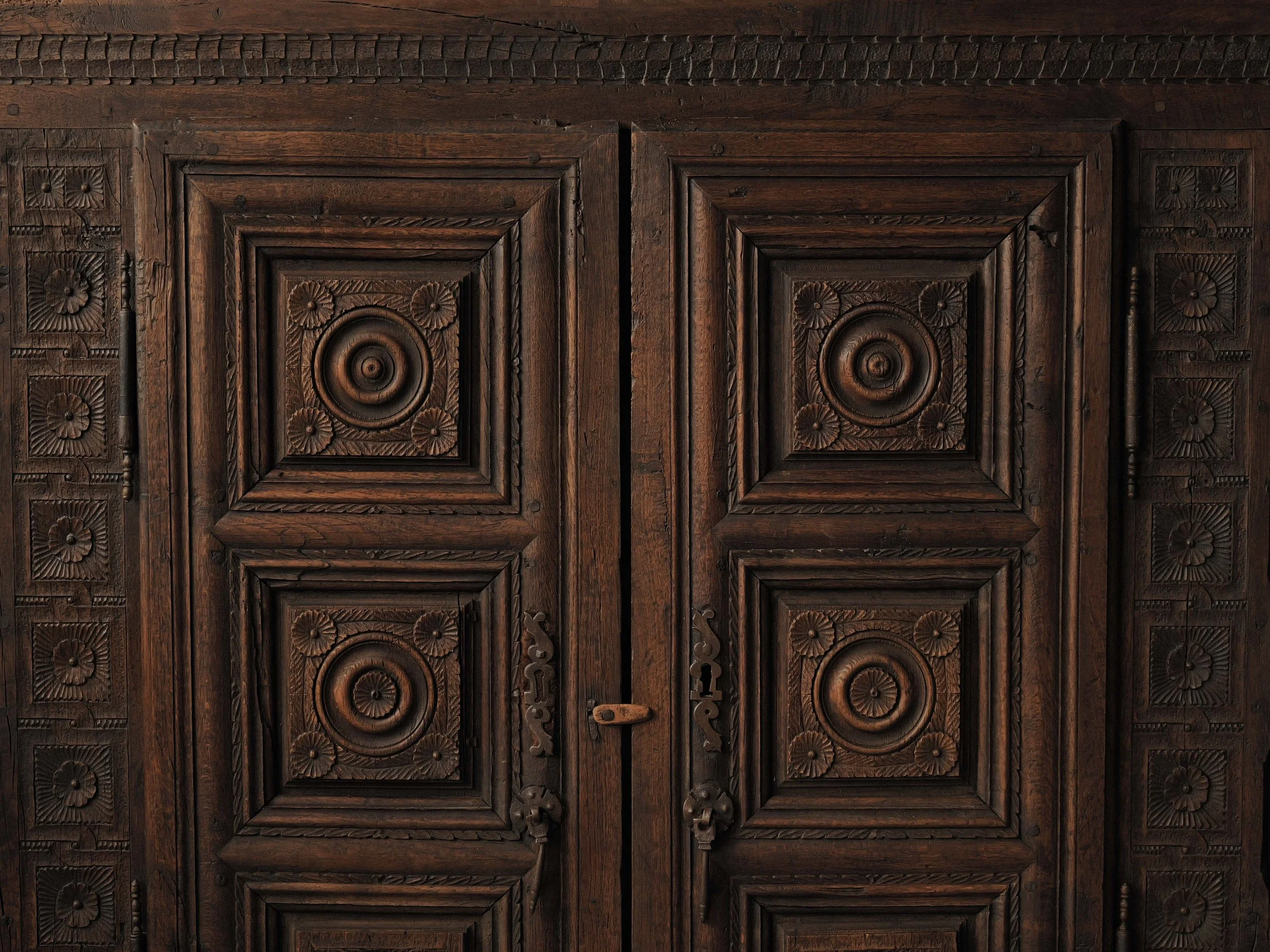 20260923M2-Armoire-coffre-en-chene-massif-entierement-sculptee-art-populaire-basque-19eme-siecle-5.jpg