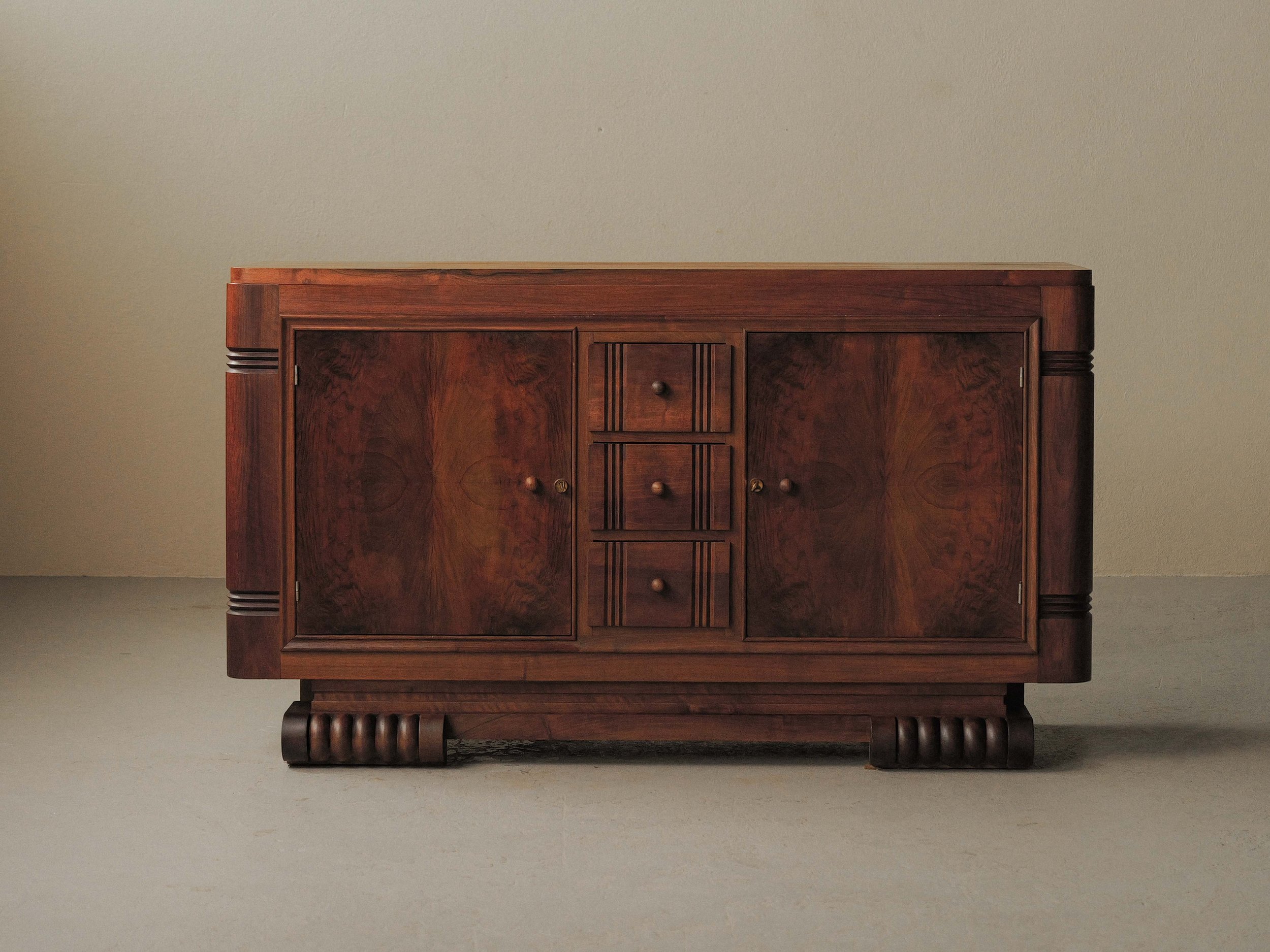 20260609M1-Buffet-de-style-art-deco-moderniste-en-noyer-et-placage-de-noyer-France-Circa-1940-2.jpg