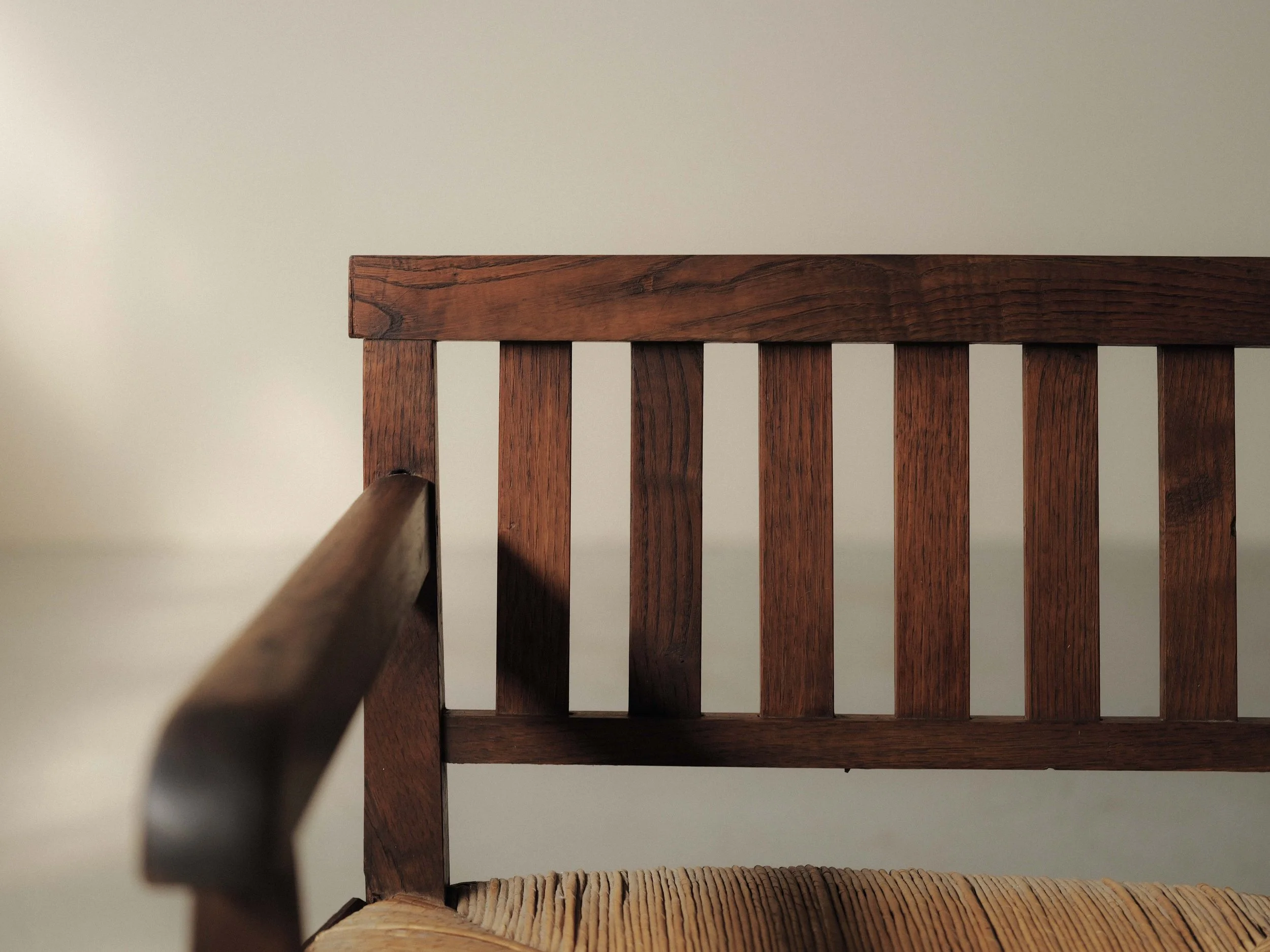 20260410A-fauteuil-artisanal-chene-massif-et-paille-tressee-vers-1950-5.jpg