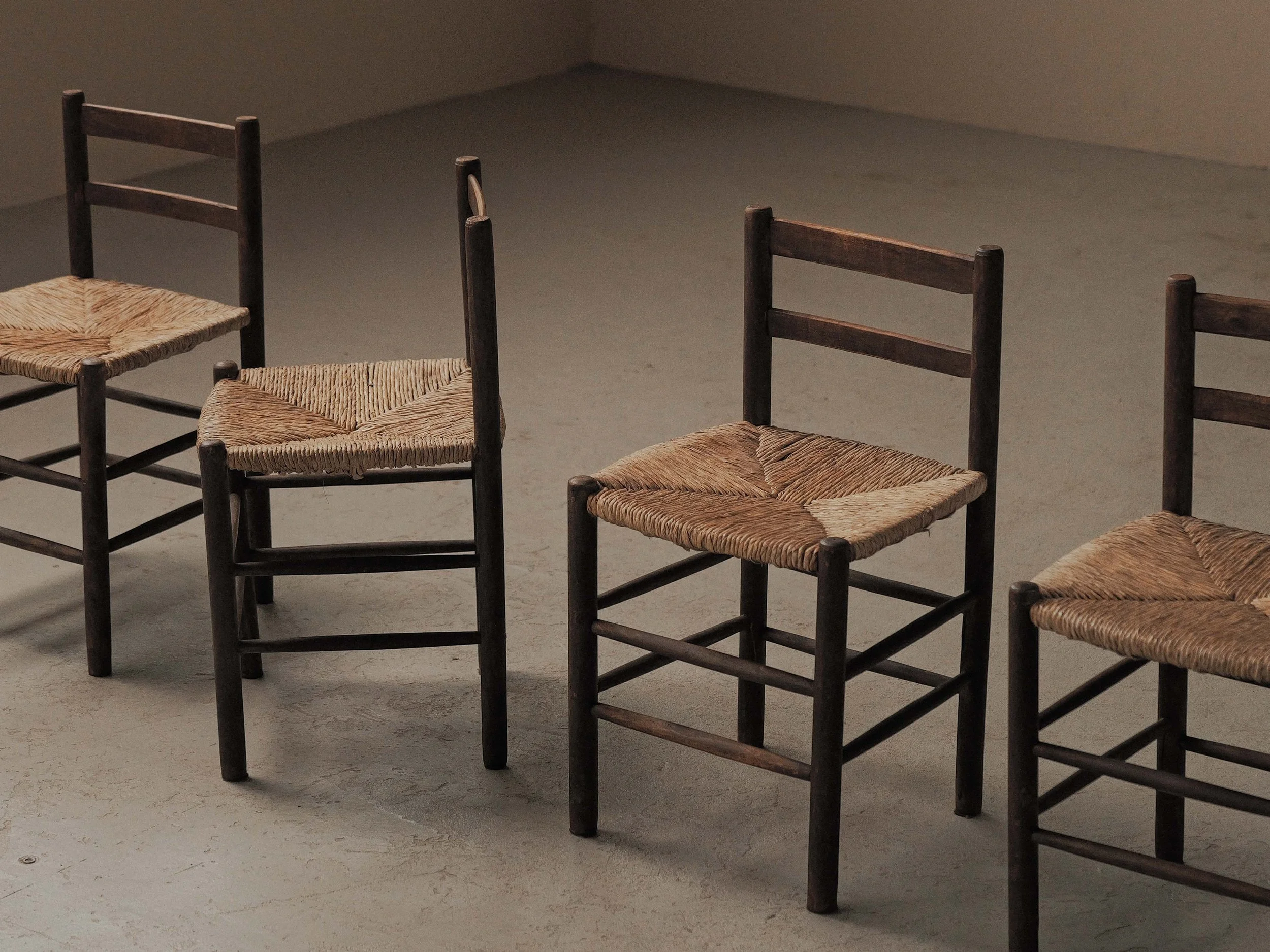 20260917A1-Set-de-4-chaises-bois-massif-et-paille-Vers-1960-3.jpg