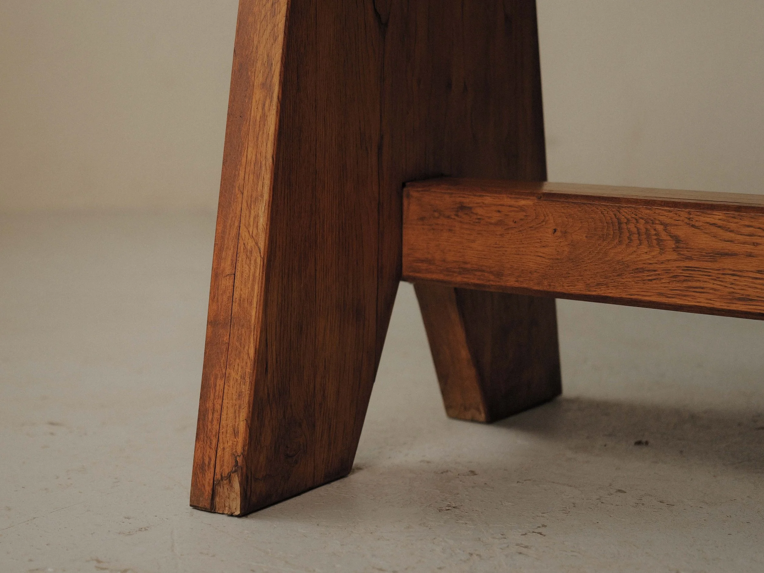 20260608T-table-de-repas-en-chene-massif-travail-artisanal-probablement-d-architecte-esprit-brutaliste-Vers-1980-15.jpg