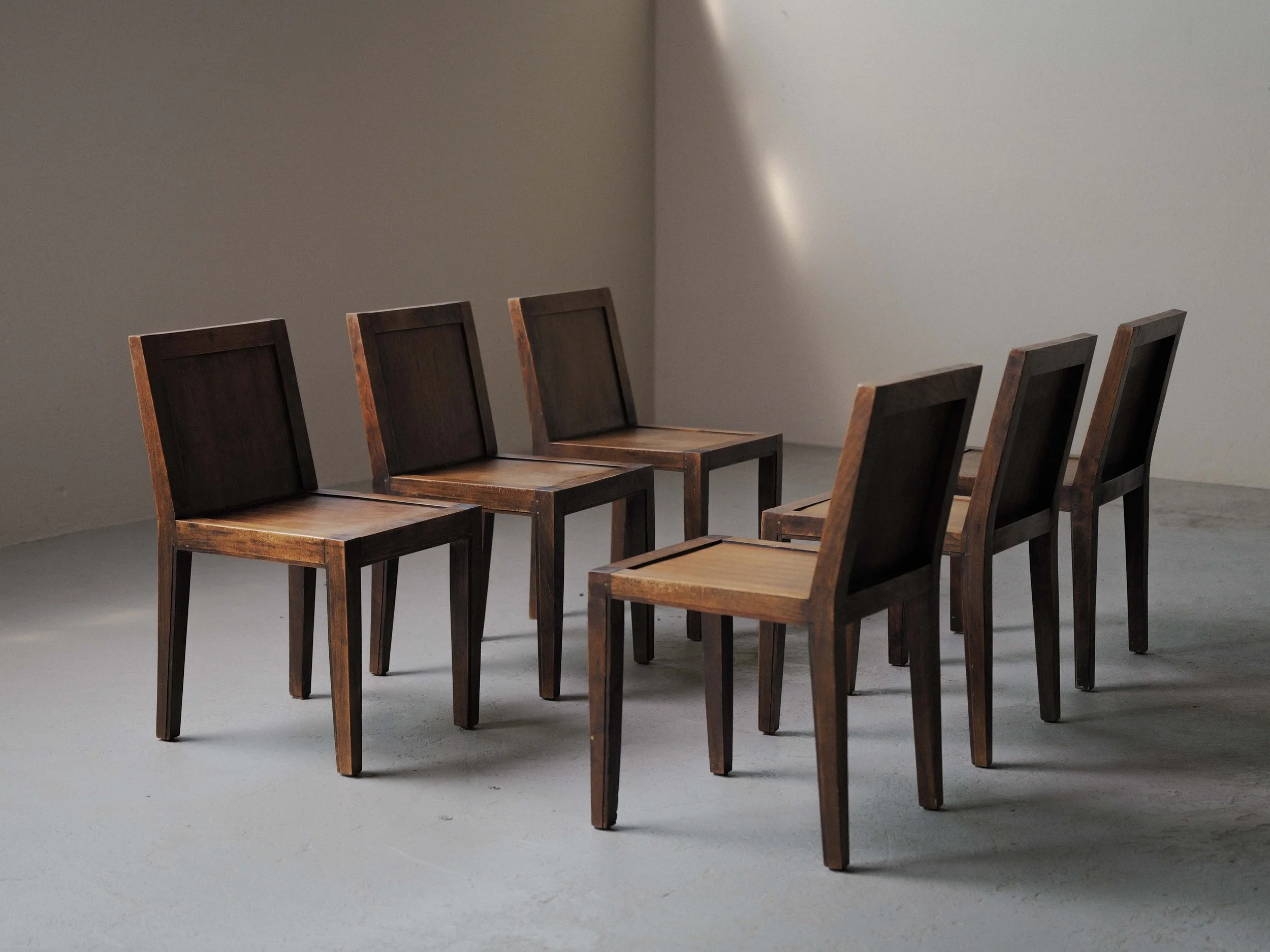 20260612A-Ensemble-de-6-chaises-enchene-massif-et-placage-de-chene-travail-artisanal-France-vers-1970-1980-9.jpg