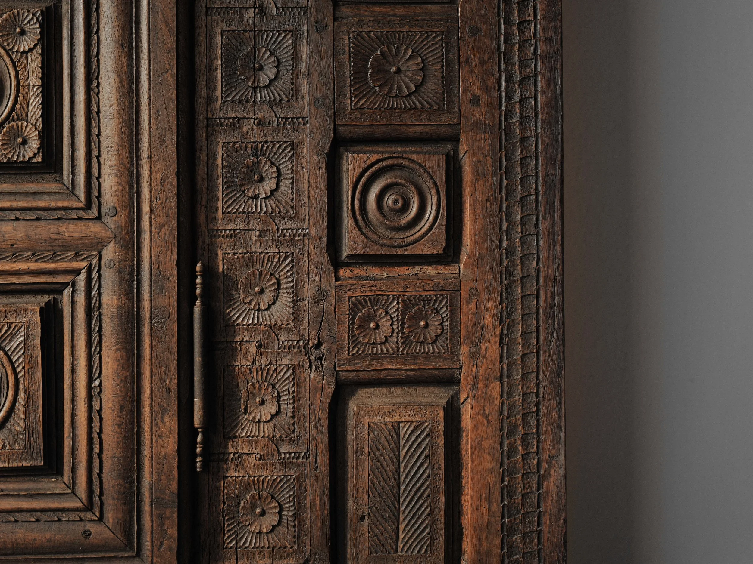 20260923M2-Armoire-coffre-en-chene-massif-entierement-sculptee-art-populaire-basque-19eme-siecle-13.jpg