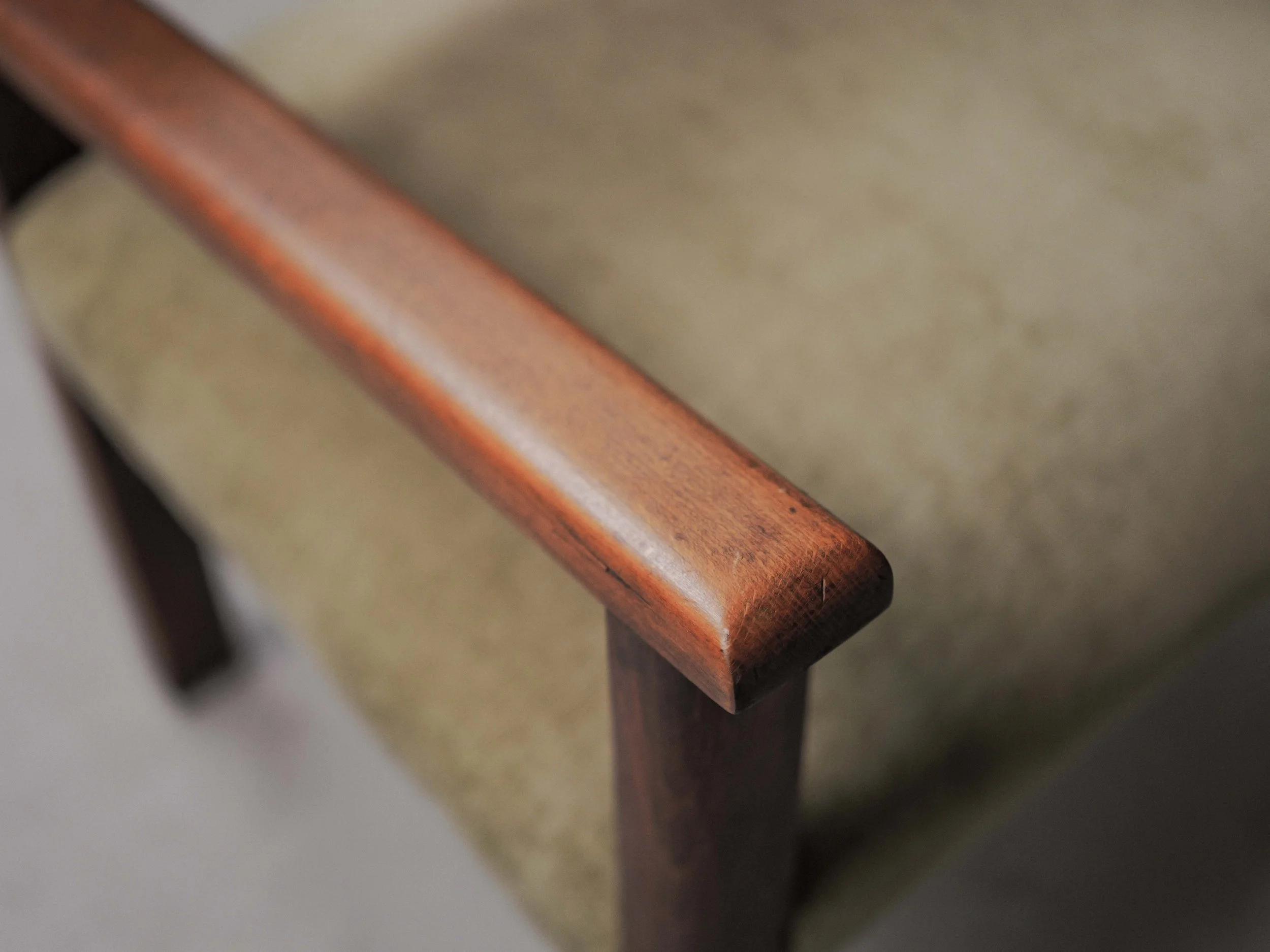 20260421A3-fauteuil-moderniste-bois-massif-et-tissu-france-vers-1950-14.jpg