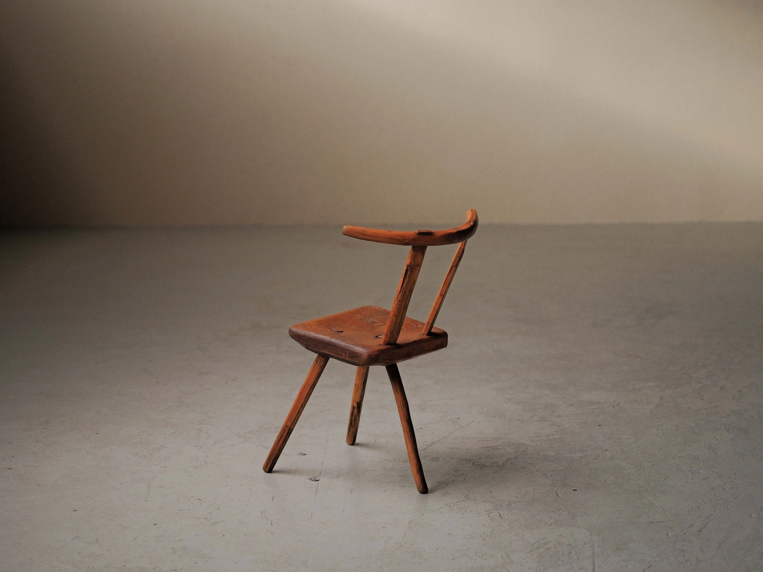 20260128A1-chaise-alpage-art-populaire-pin-massif-tripode-vers-1900-7.jpg