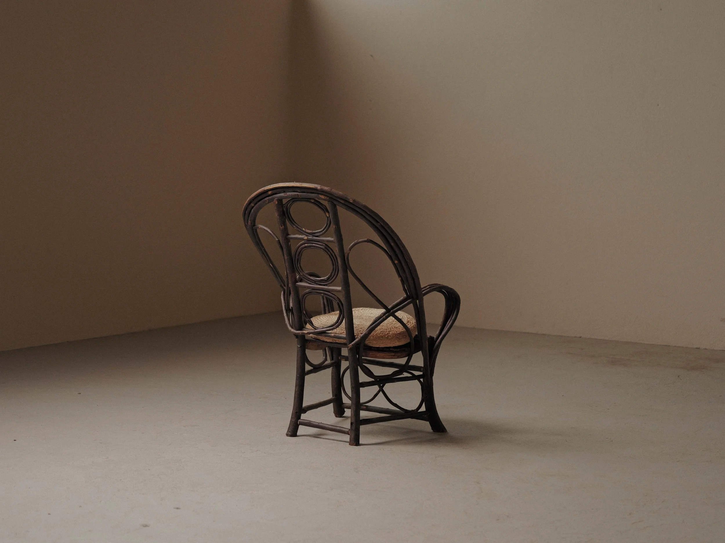 20261014A-Fauteuil-sculptural-en-branche-de-noisetier-artisanal-travail-populaire-auvergne-vers-1900-11.jpg