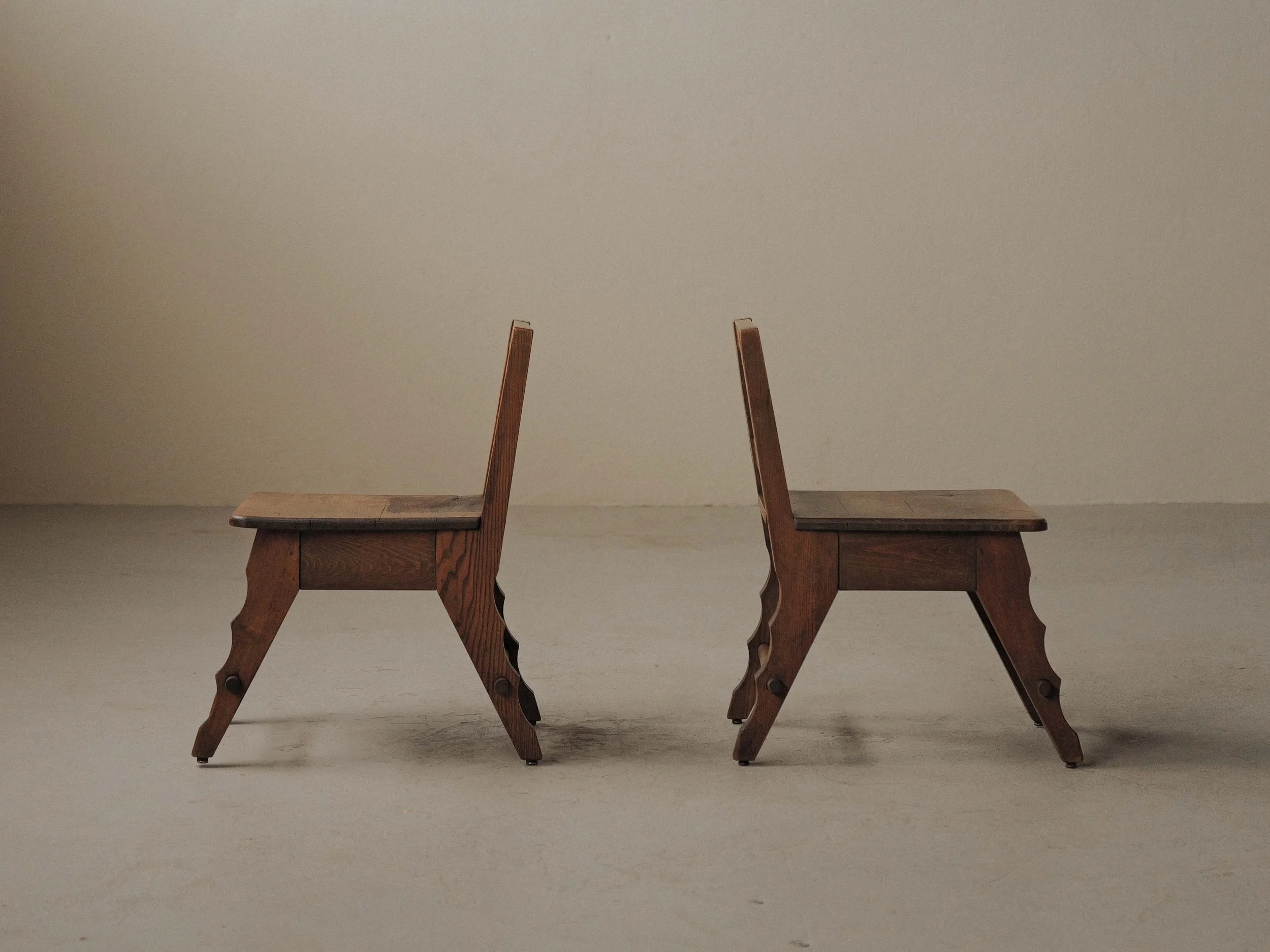 20260908A2-paire-de-chaises-d-appoint-artisanale-en-chene-massif-France-vers-1940-4.jpg