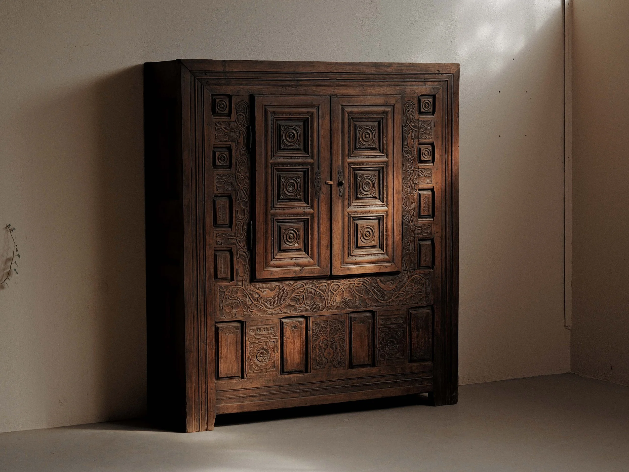 20260923M1-Armoire-coffre-en-chene-massif-entierement-sculptee-art-populaire-breton-19eme-siecle-25.jpg