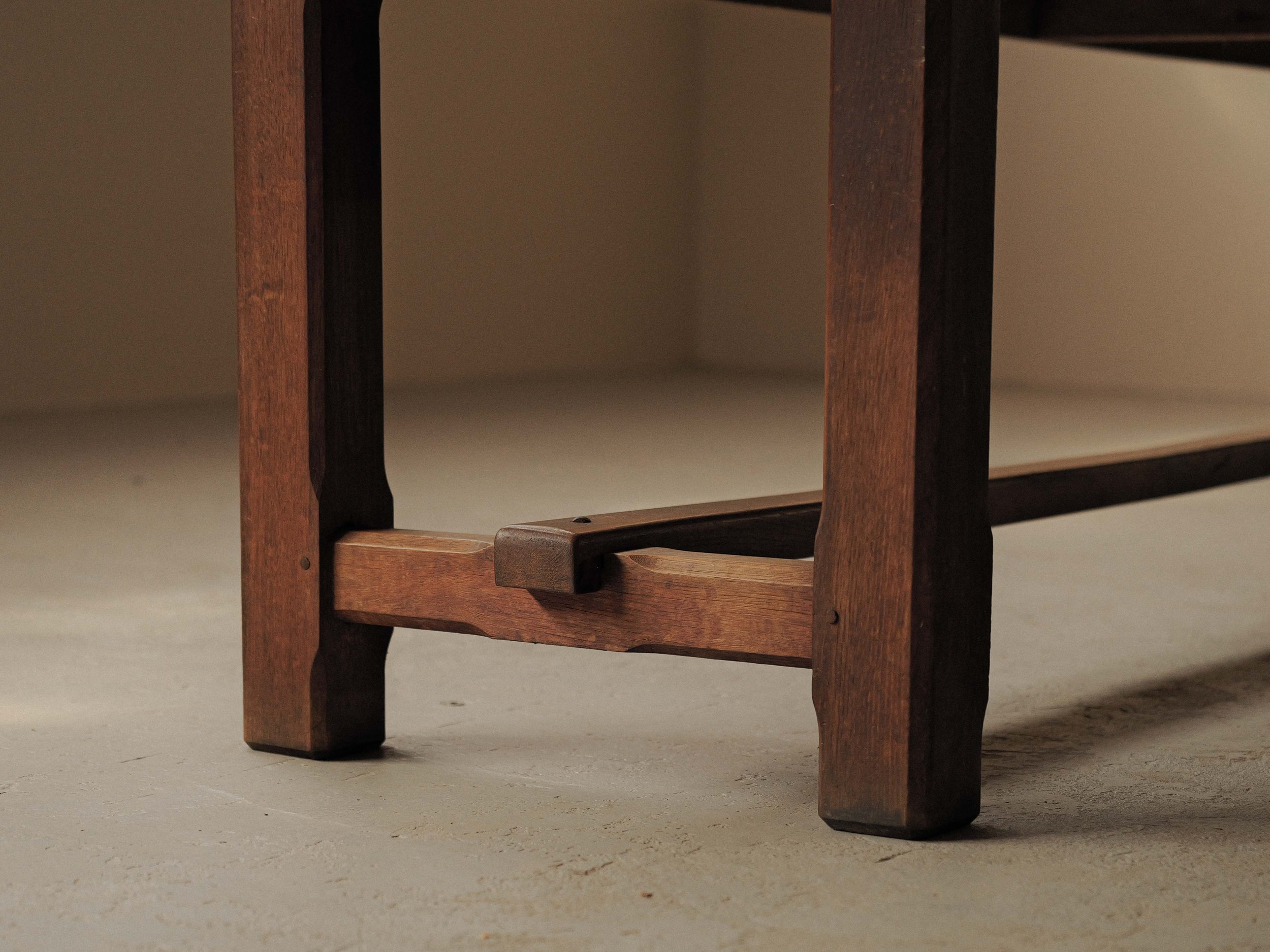 20260723T-Grande-table-artisanale-structure-en-chene-plateau-en-Orme-France-8.jpg