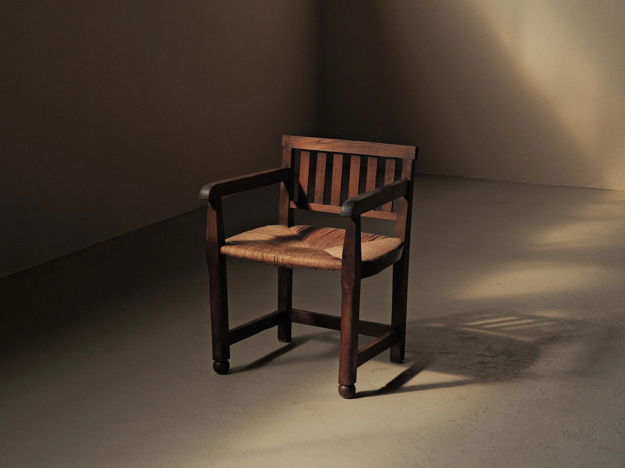 20260410A-fauteuil-artisanal-chene-massif-et-paille-tressee-vers-1950-3.jpg
