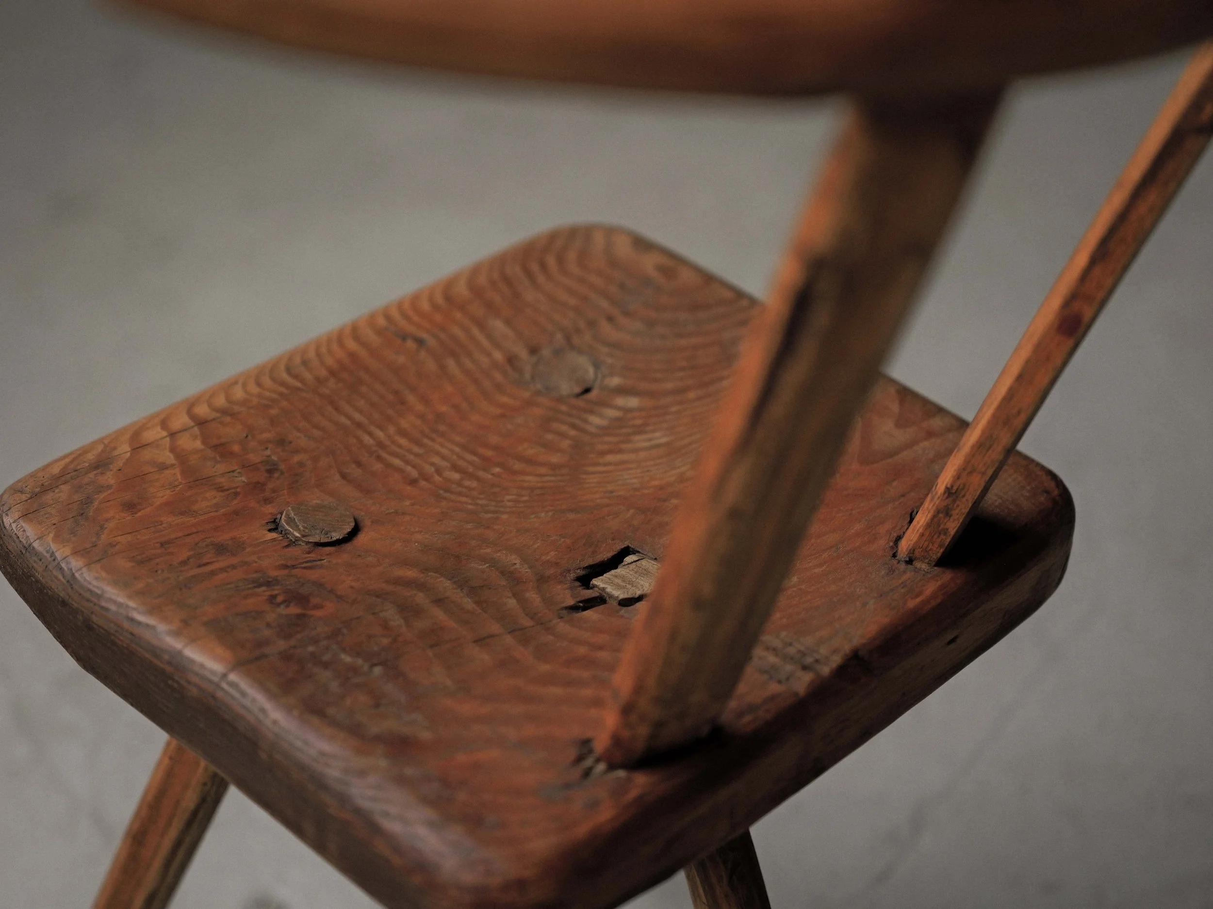 20260128A1-chaise-alpage-art-populaire-pin-massif-tripode-vers-1900-9.jpg