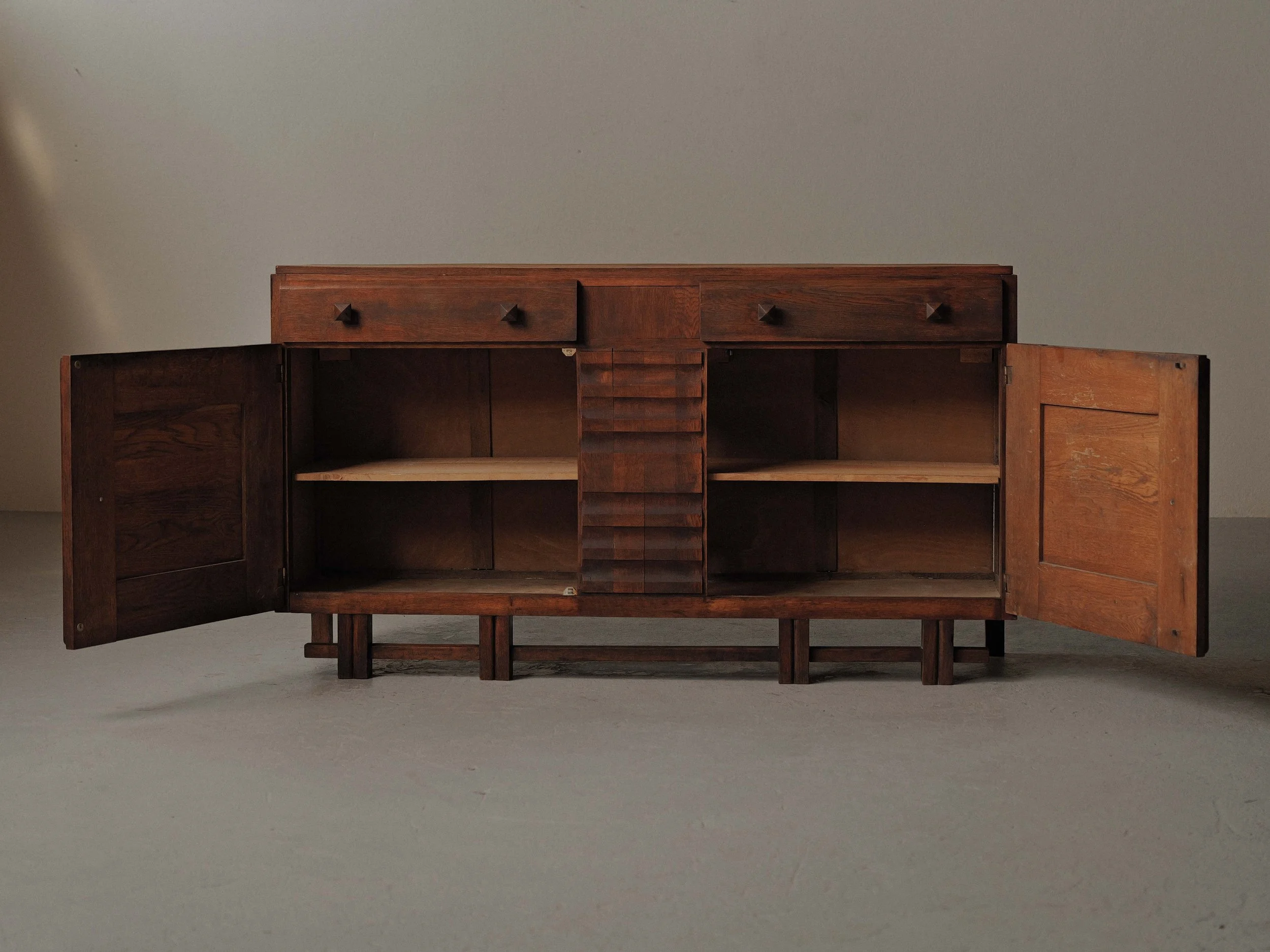 20260623M2-Buffet-art-deco-moderniste-chene-massif-et-placage-de-chene-france-vers-1940-4.jpg