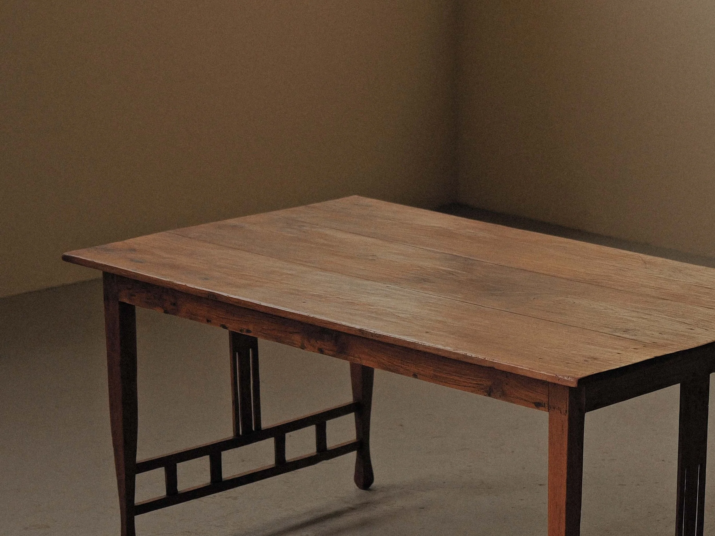 20261014T-Table-ou-bureau-en-chene-massif-de-style-arts-and-crafts-vers-1900-13.jpg