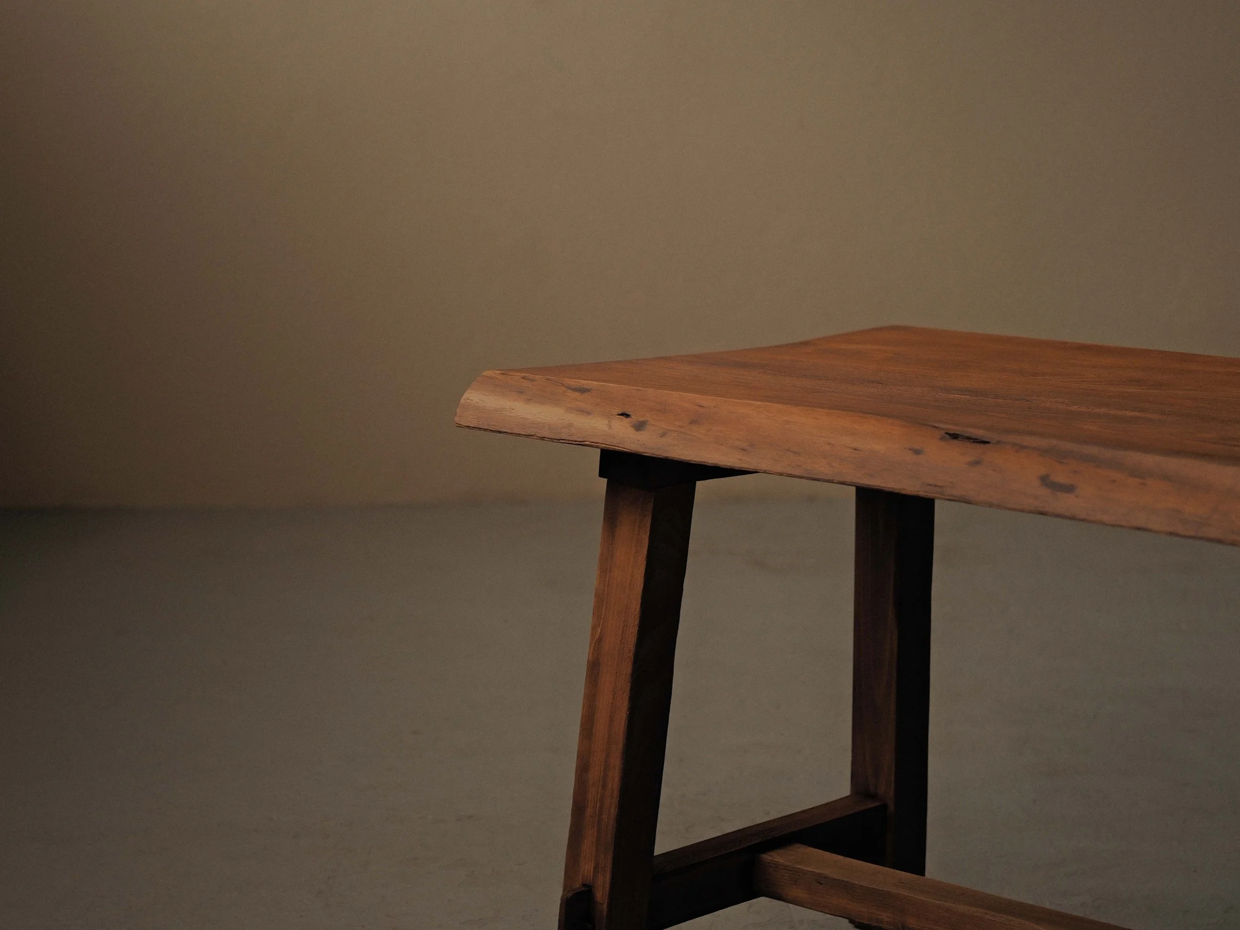 20260128T1-Bureau-ou-table-brutaliste-en-chene-massif-France-Vers-1950-7.jpg